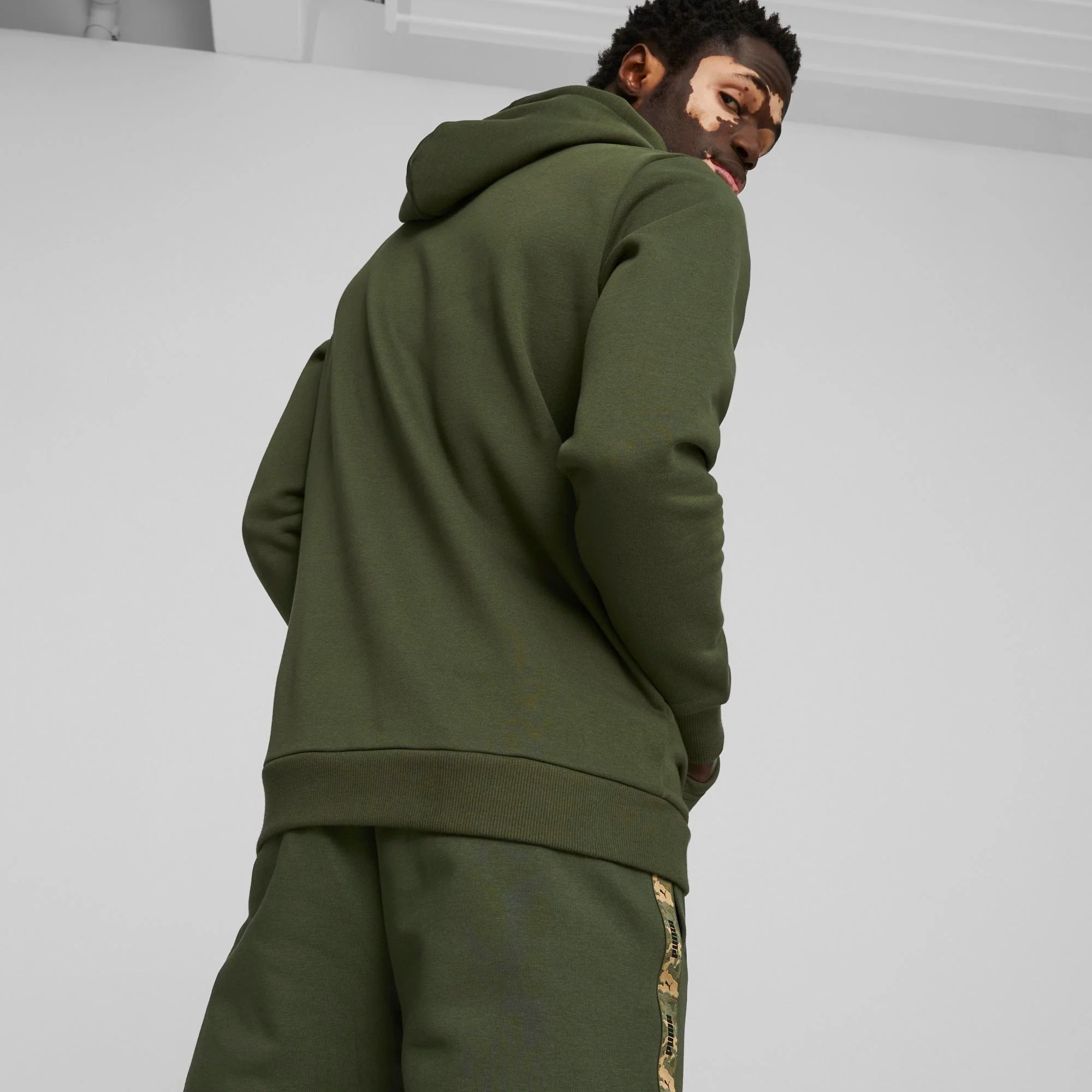 Felpa verde da uomo con logo sul petto e tasche Puma Essentials - Image 5