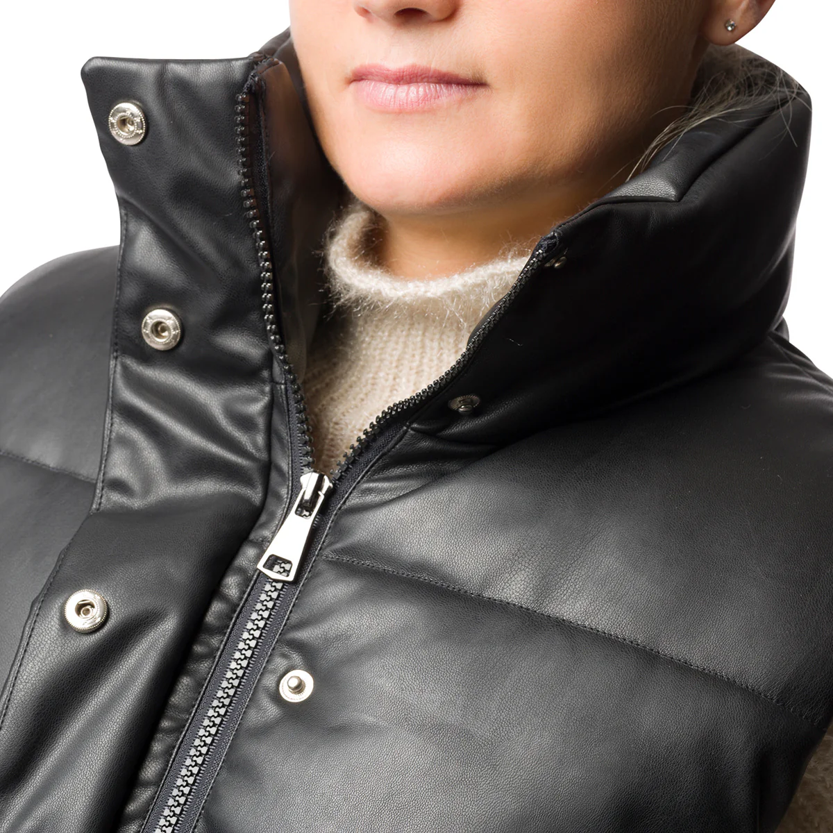 Gilet trapuntato in similpelle nero da donna con chiusura a zip e bottoni Swish Jeans - Image 3