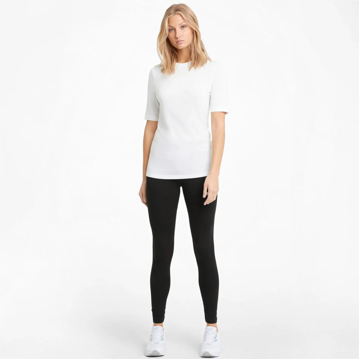 Leggings neri da donna con logo Puma Essentials - Image 3