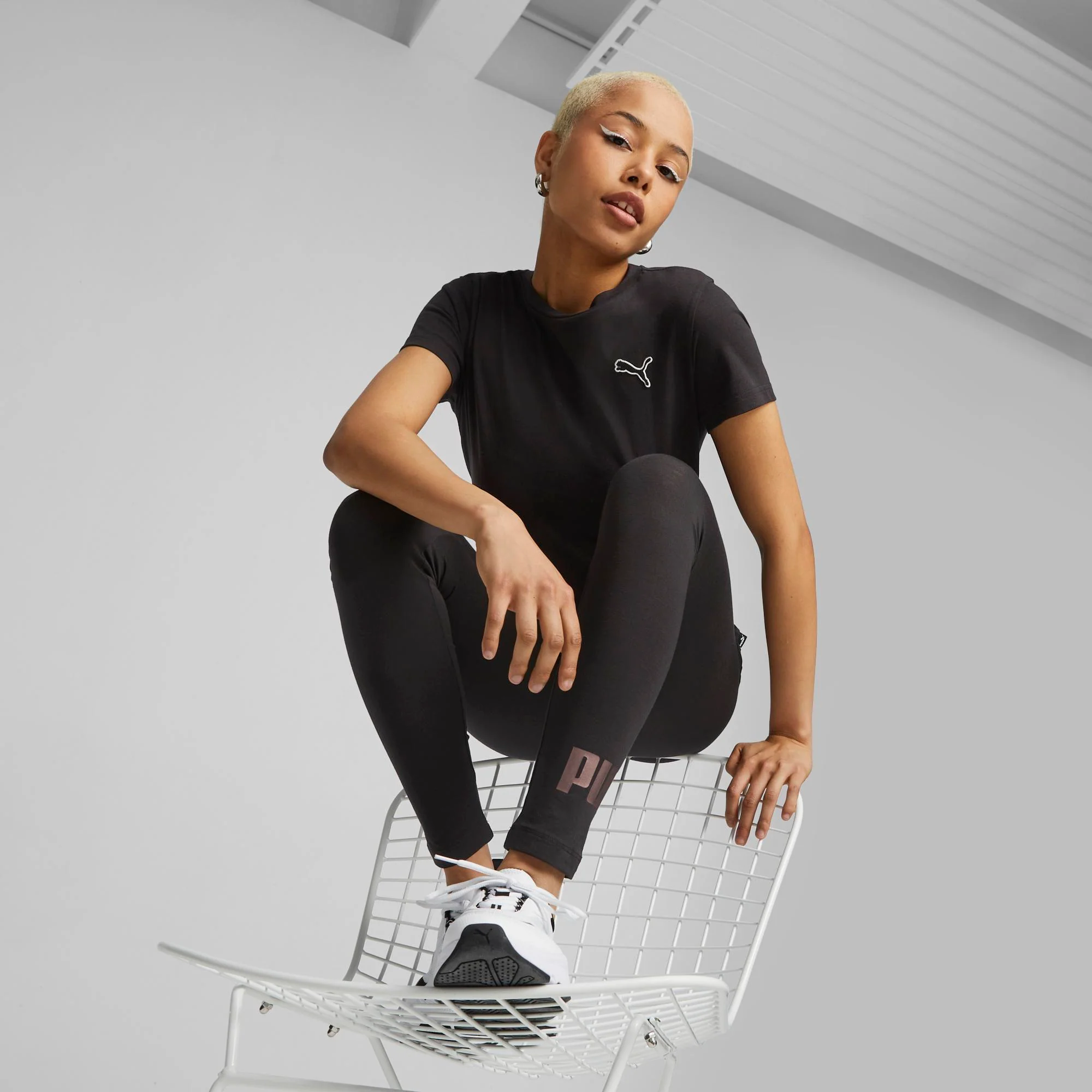 Leggings neri da donna con logo Puma Essentials+ Metallic - Image 2