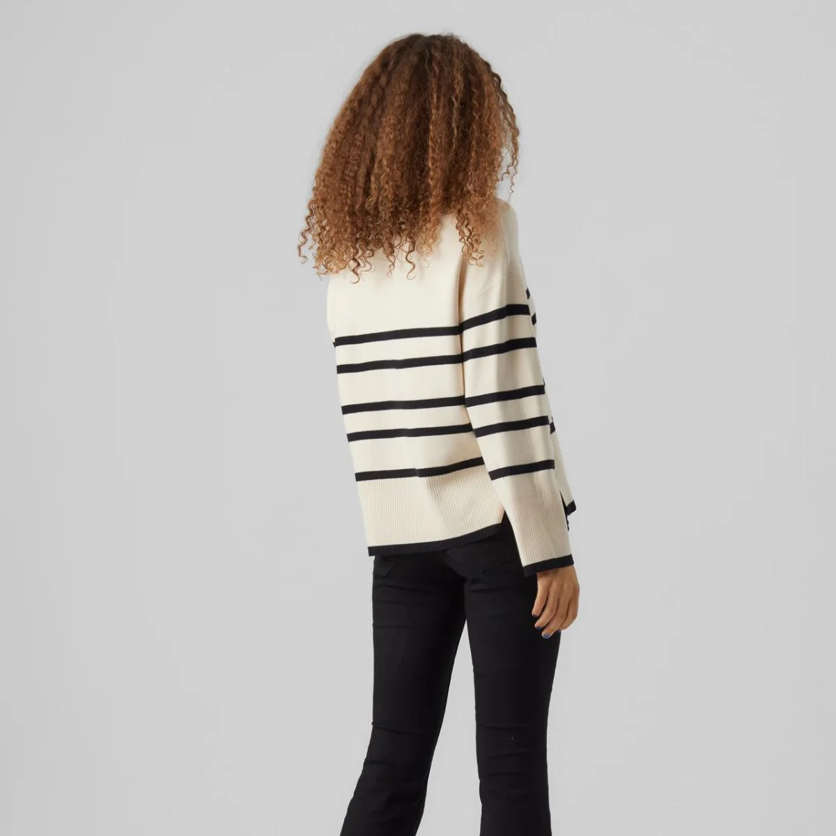 Maglione da donna a righe bianche off-white  e nere Vero Moda - Image 2