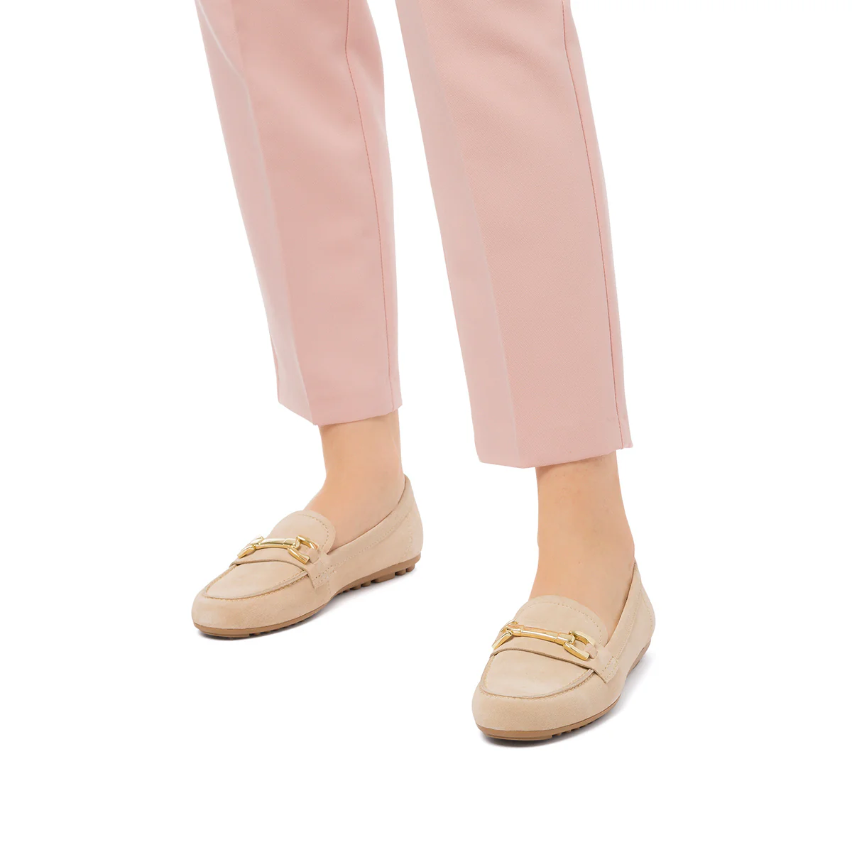 Mocassini beige in pelle scamosciata da donna con morsetto P Essentials - Image 2