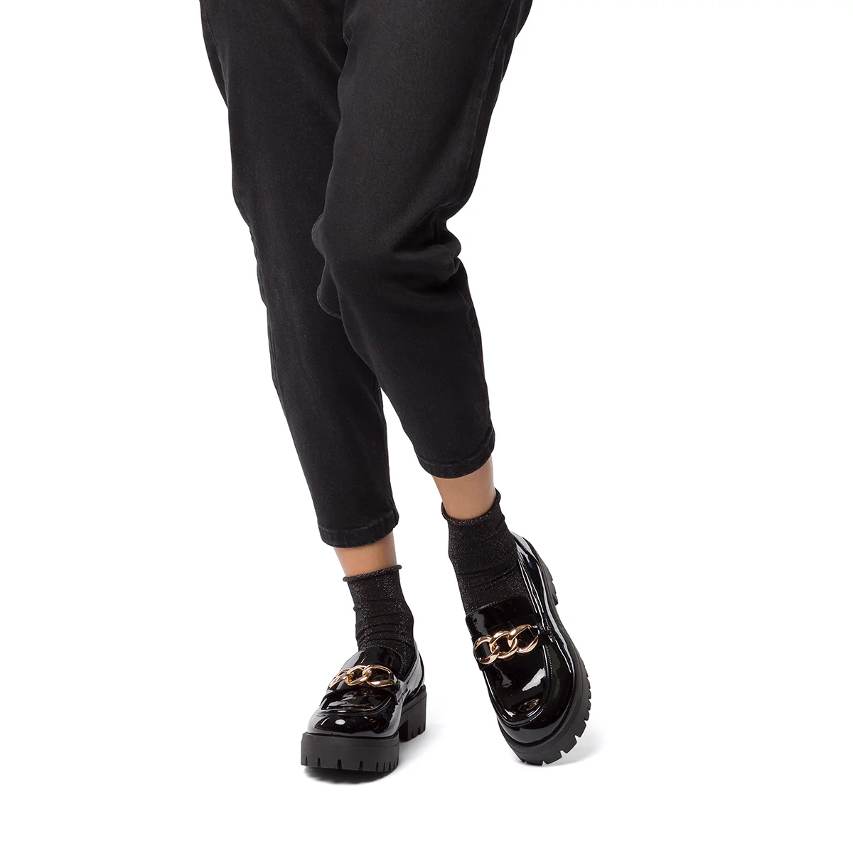 Mocassini chunky neri effetto vernice da donna con maxi-catena Swish Jeans - Image 8