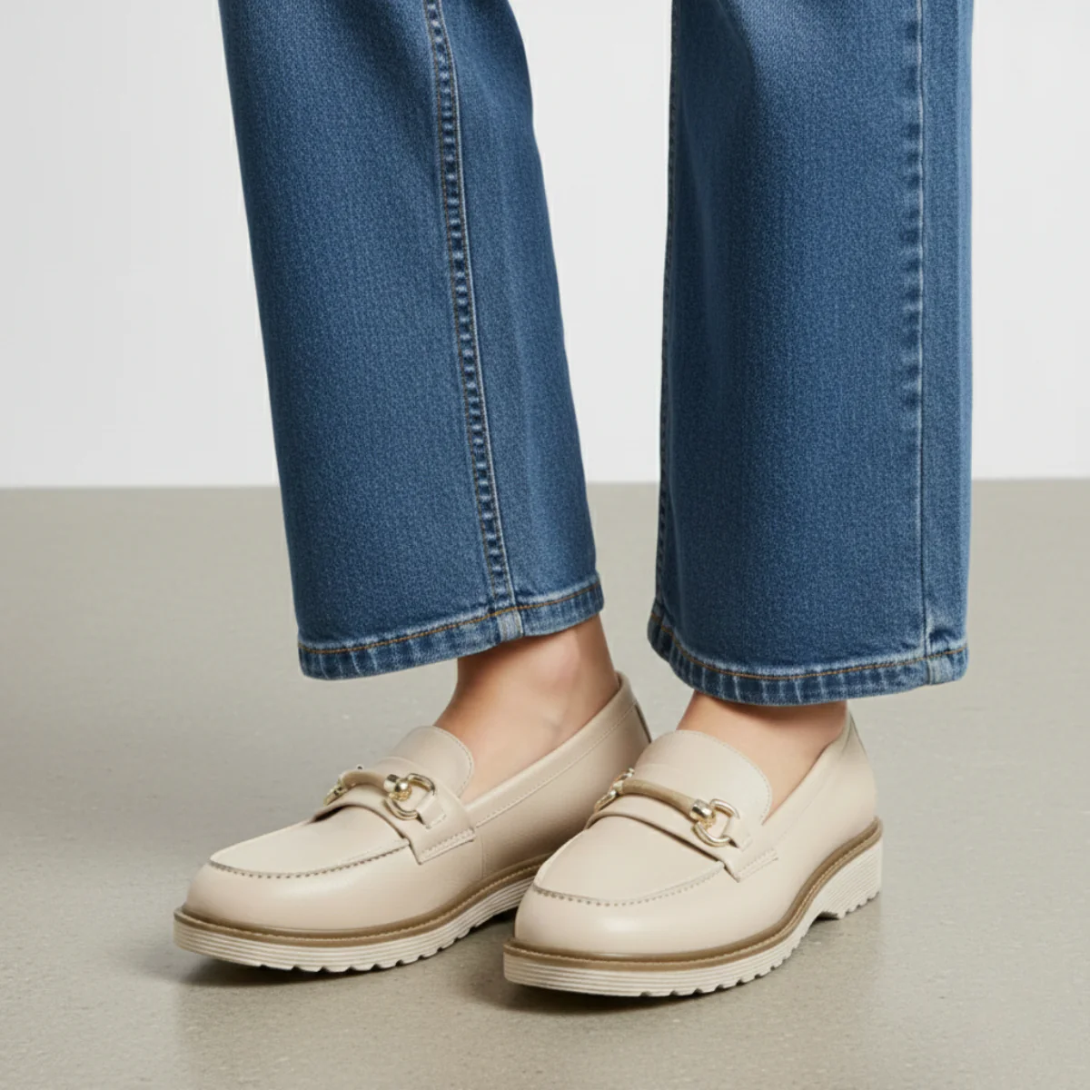 Mocassini da donna beige con raffinato morsetto dorato Lora Ferres