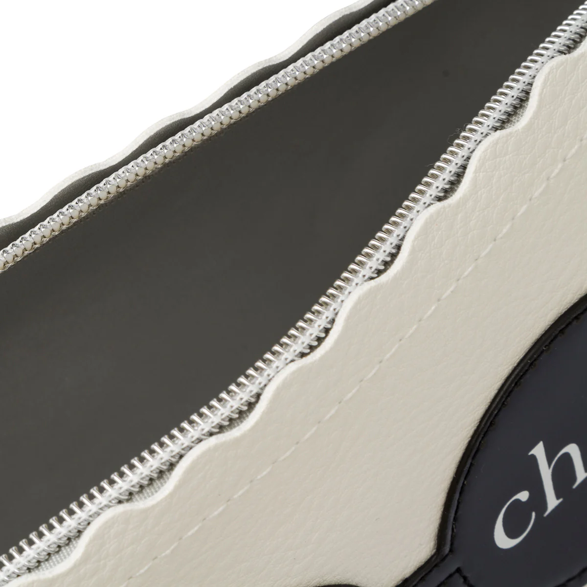 Necessaire bianco da donna con chiusura a zip Camomilla Milano - Image 2