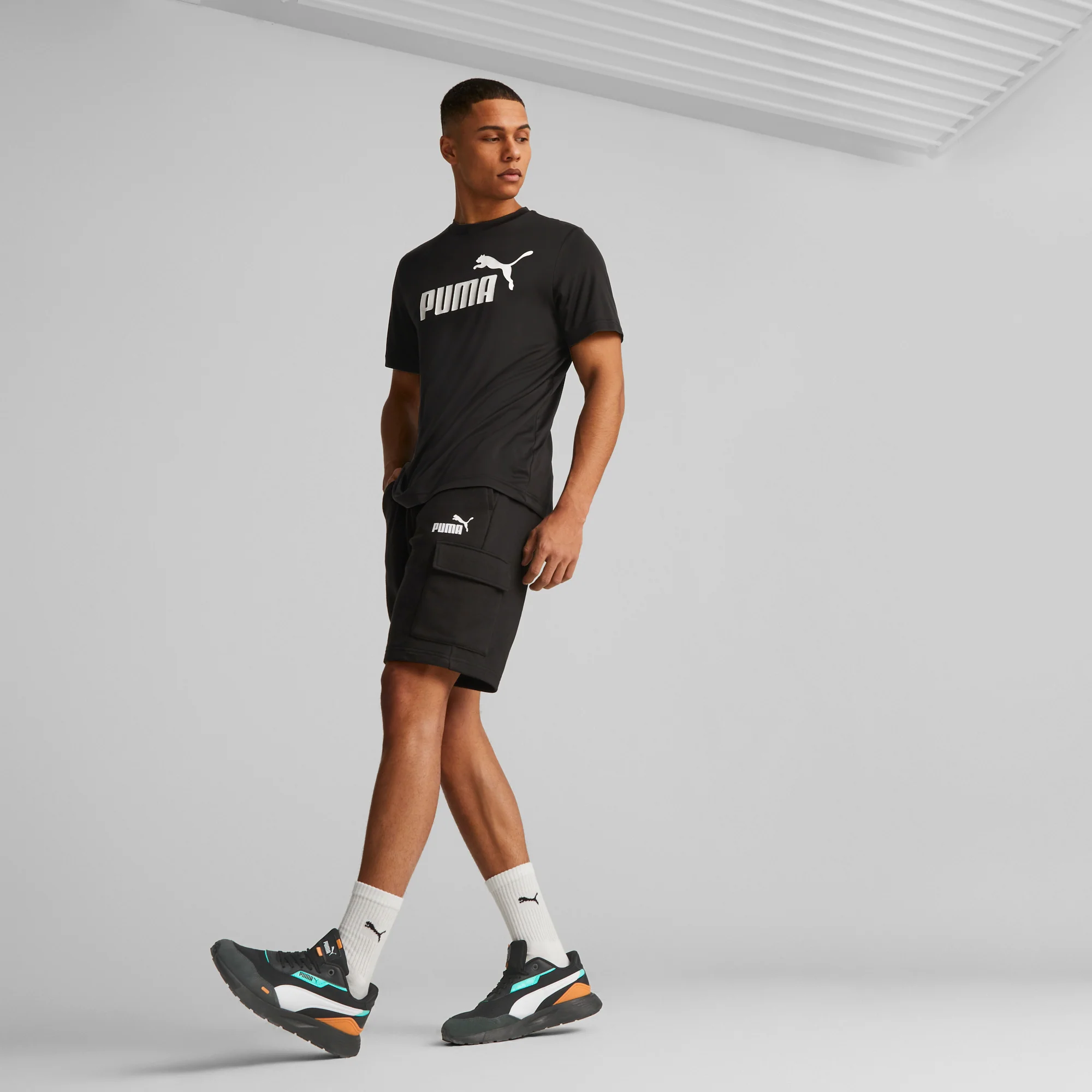 Pantaloncini cargo neri da uomo Puma Essentials - Image 3