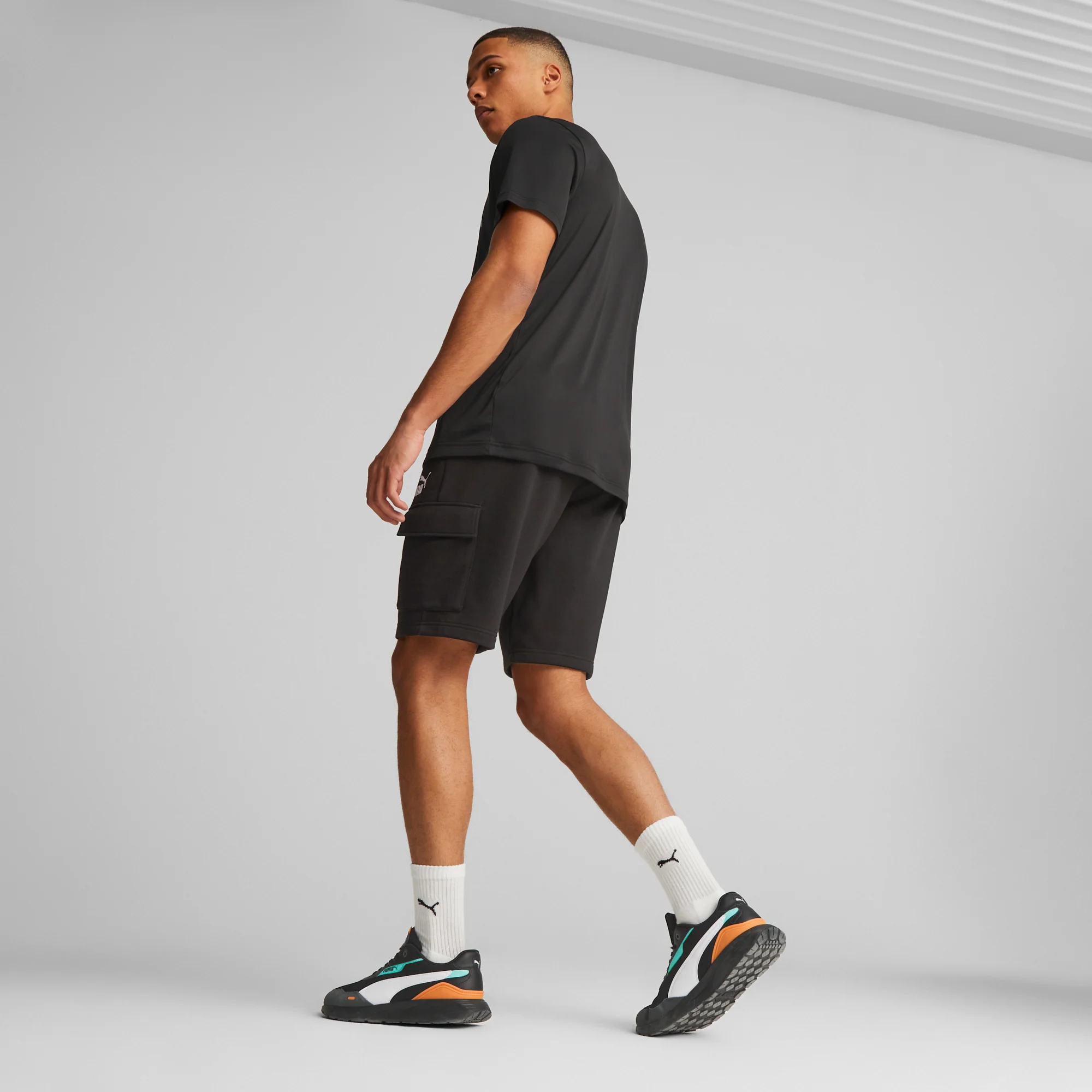 Pantaloncini cargo neri da uomo Puma Essentials - Image 4