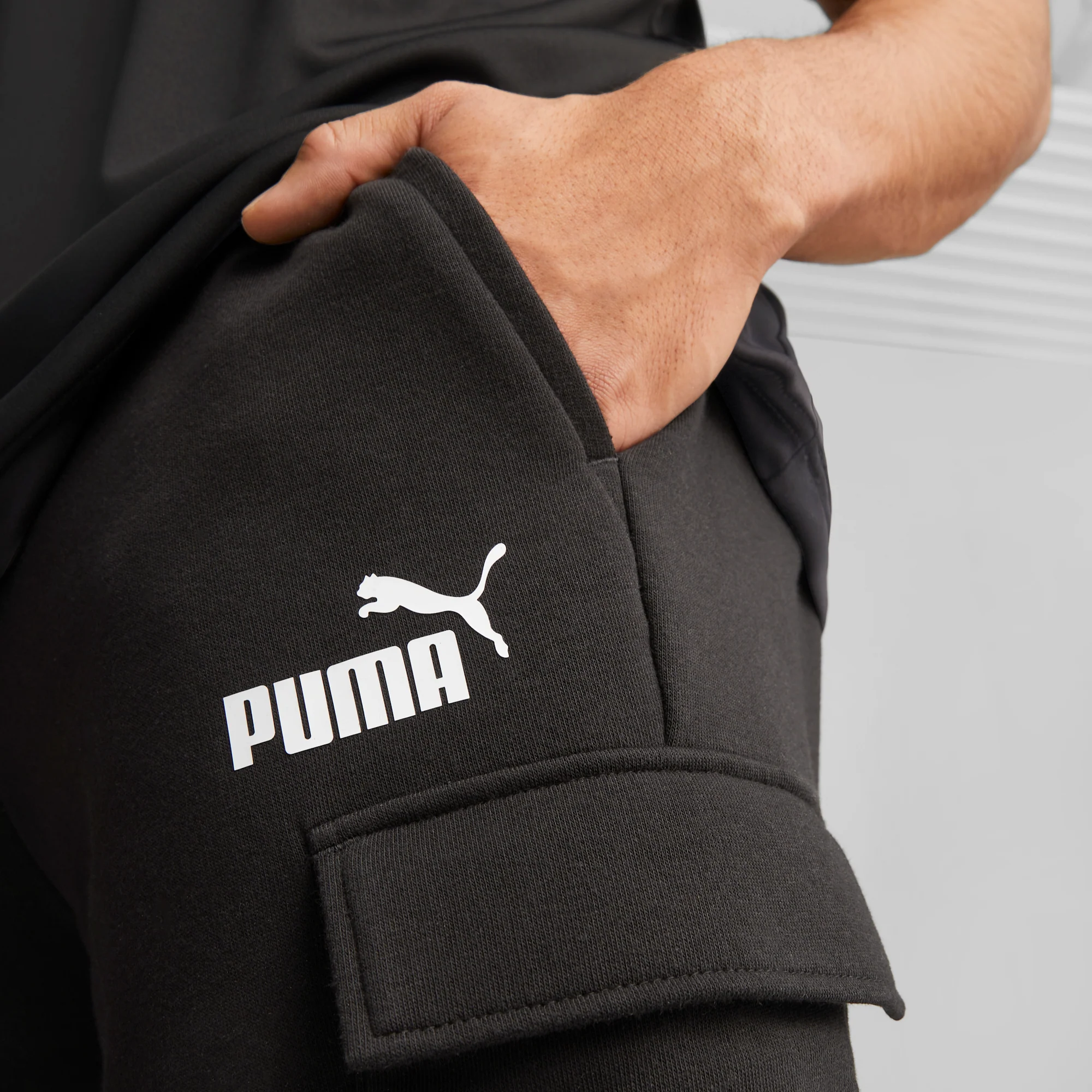Pantaloncini cargo neri da uomo Puma Essentials - Image 5