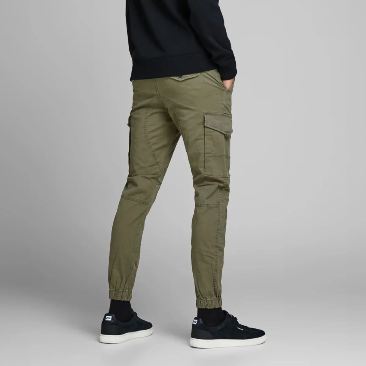 Pantaloni cargo tapered fit verde oliva da uomo Jack & Jones - Image 2
