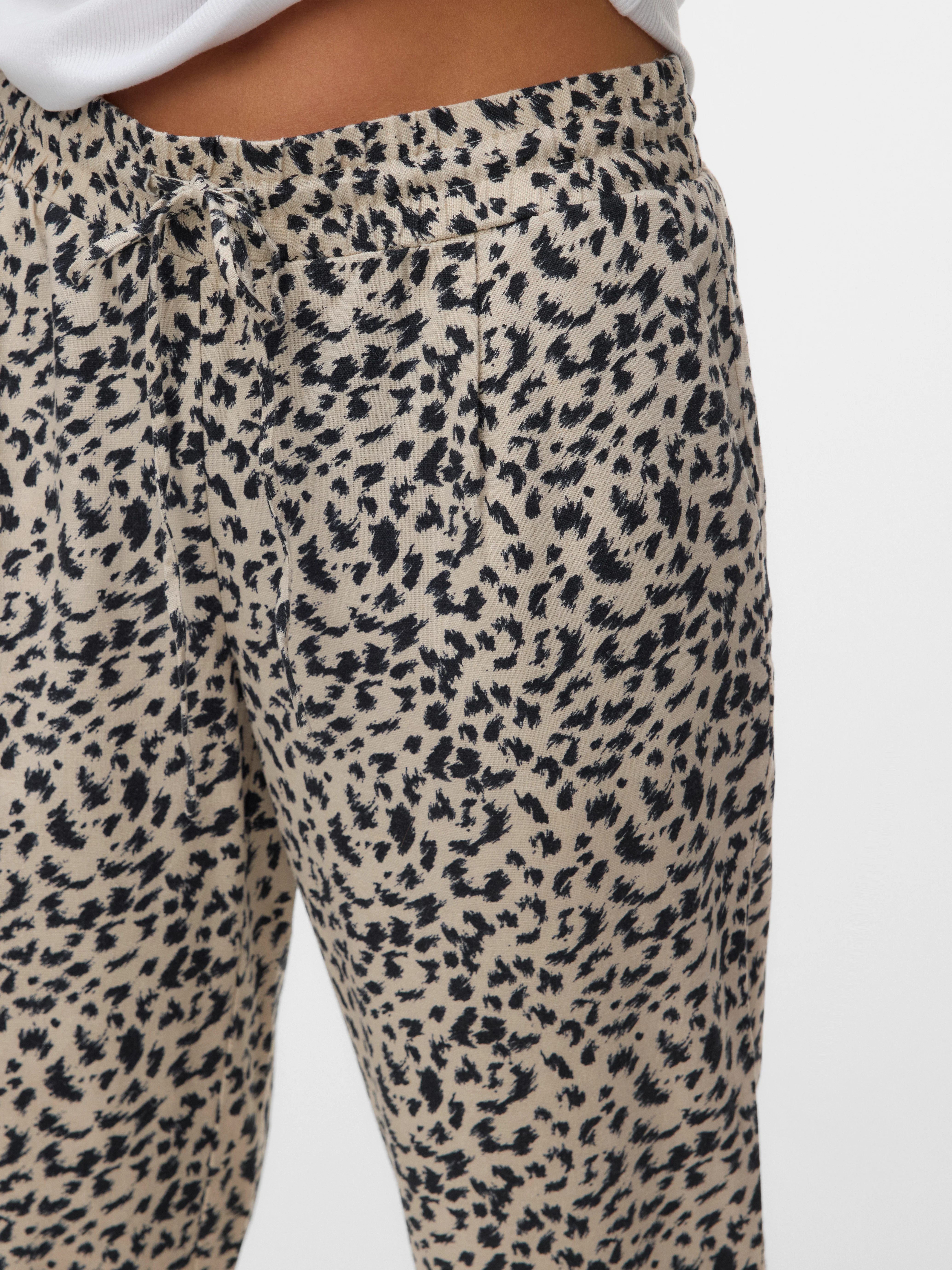 Pantaloni casual beige da Donna con fantasia animalier Vero Moda - Image 3
