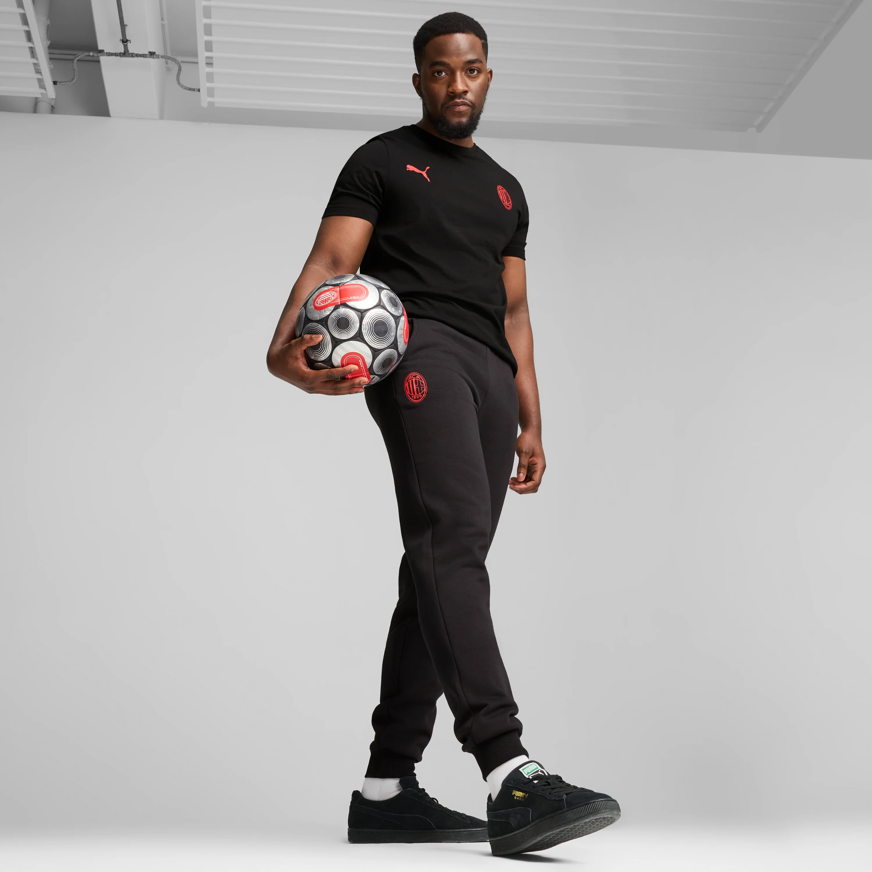 Pantaloni da jogging neri da uomo con logo rosso AC Milan Puma - Image 3