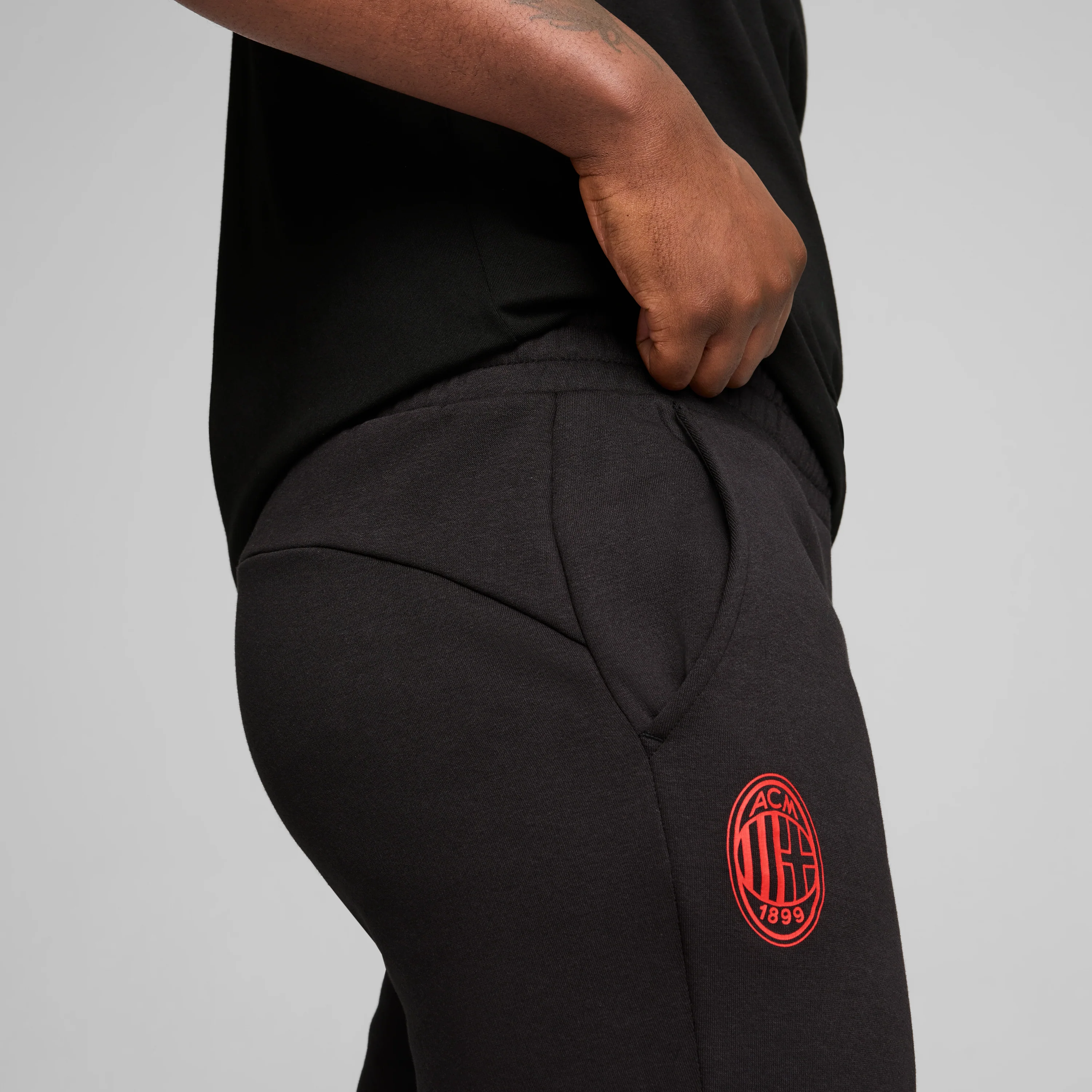 Pantaloni da jogging neri da uomo con logo rosso AC Milan Puma - Image 5