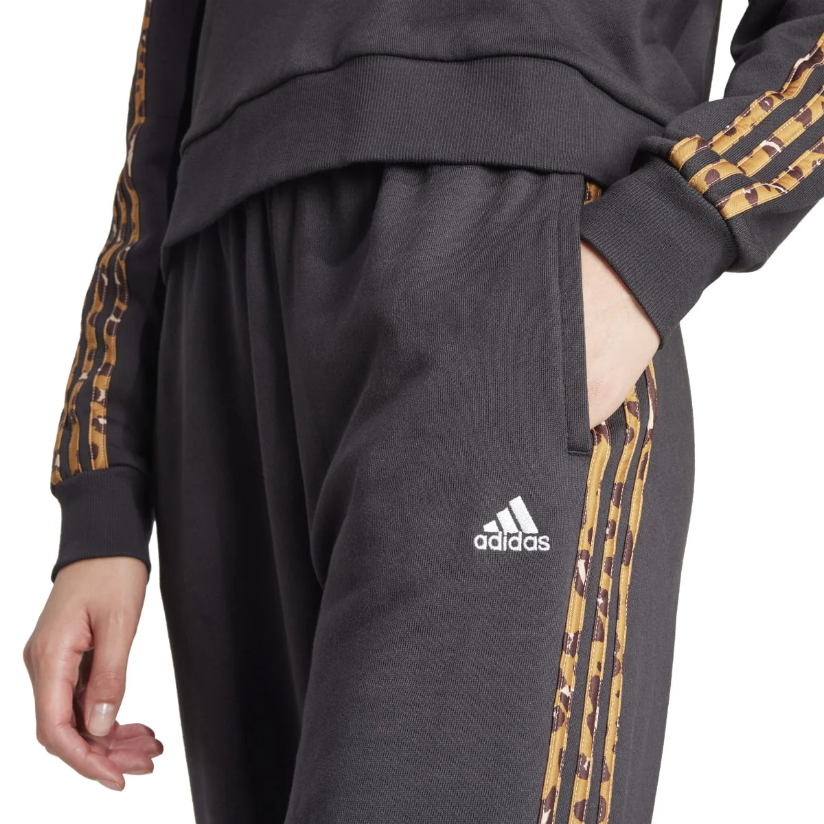 Pantaloni joggers neri da donna con strisce animalier adidas Essentials 3-Stripes Animal-Print 7/8 - Image 4