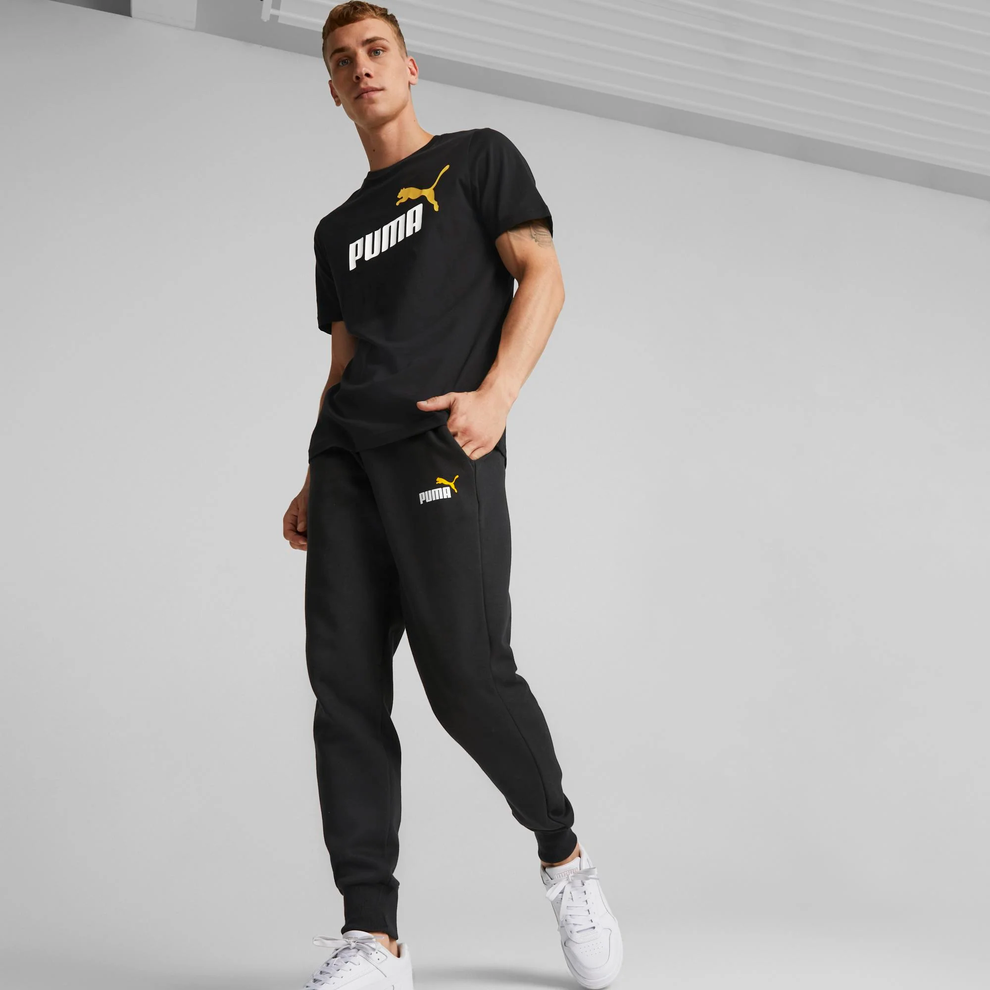Pantaloni joggers neri da uomo con logo a contrasto Puma Essentials+ 2 - Image 5