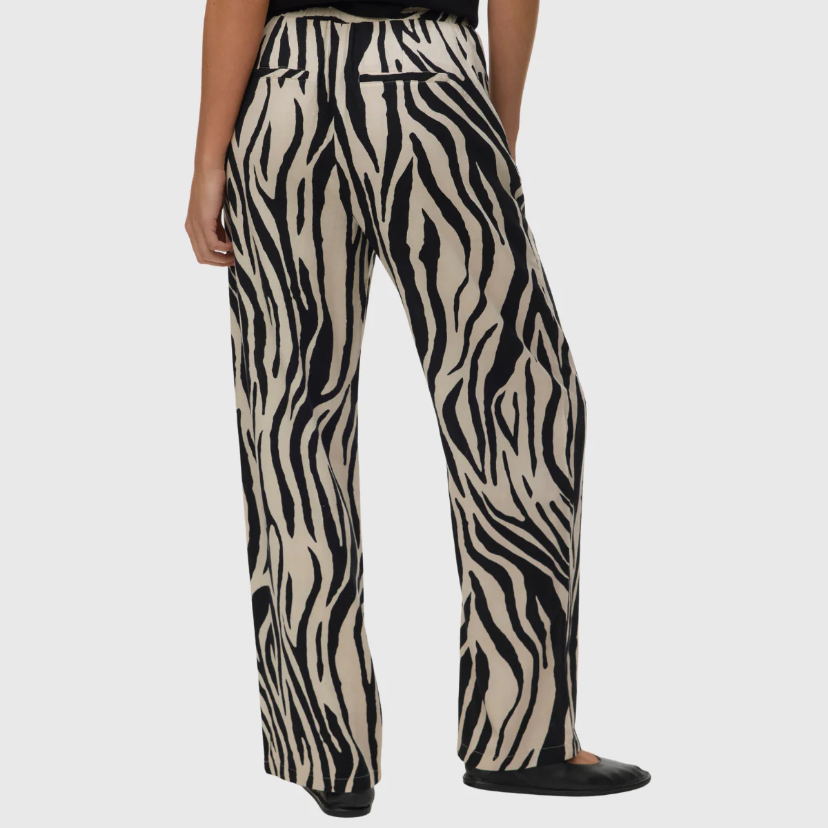 Pantaloni leggeri beige da Donna con stampa animalier Vero Moda - Image 2