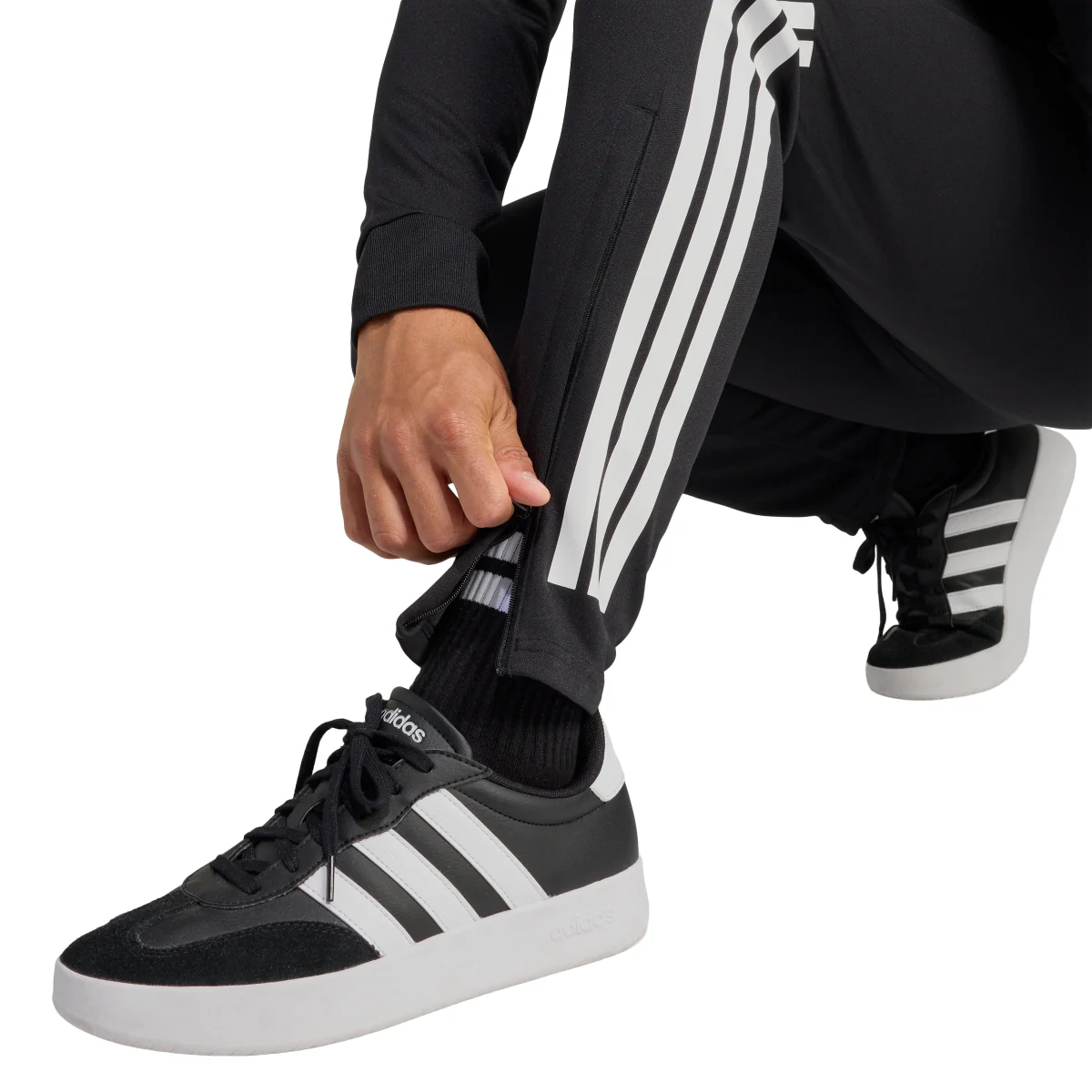 Pantaloni sportivi da uomo neri con iconiche 3-Stripes bianche adidas - Image 6