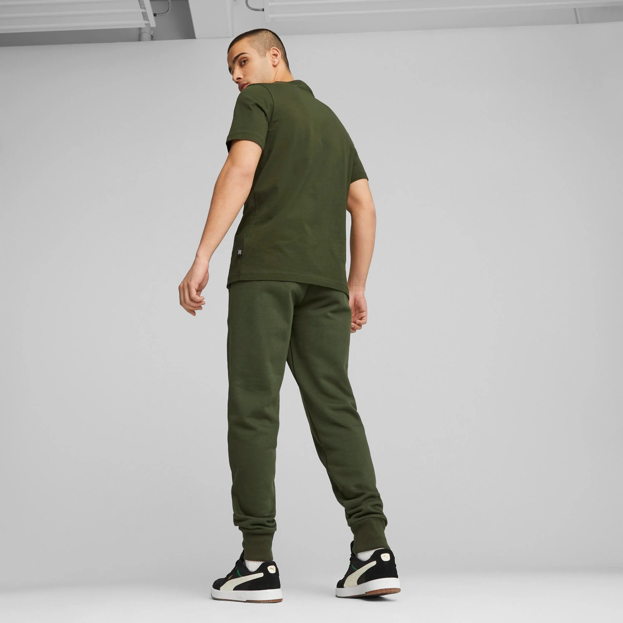 Pantaloni verdi da uomo con logo sulla tasca Puma Essentials+ 2 - Image 3
