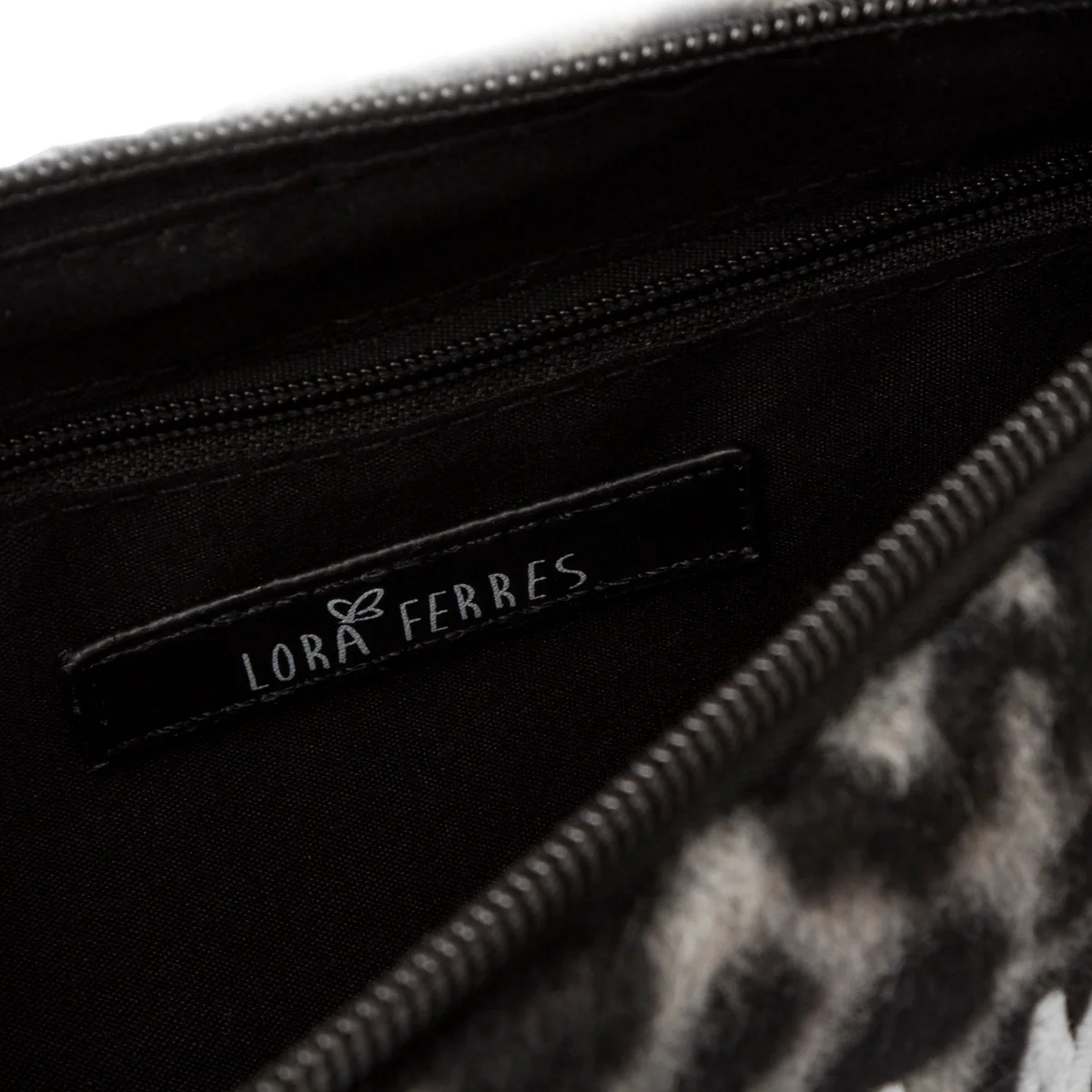 Pochette con pelliccia sintetica animalier grigia e nera da donna Lora Ferres - Image 3