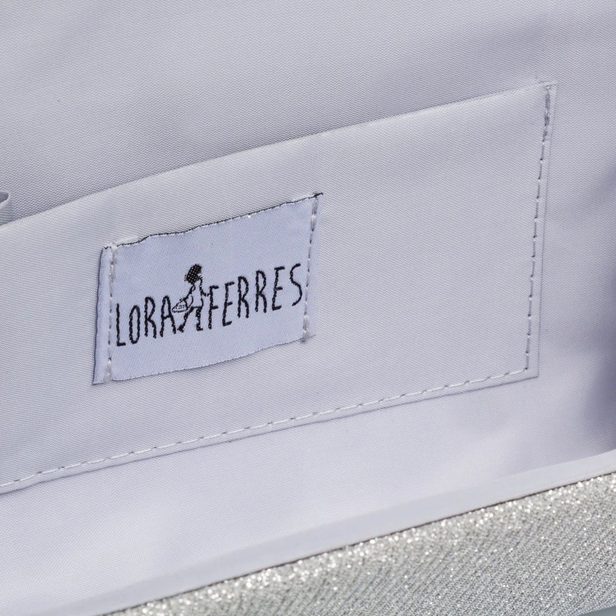 Pochette da donna argento con glitter con logo Lora Ferres - Image 4