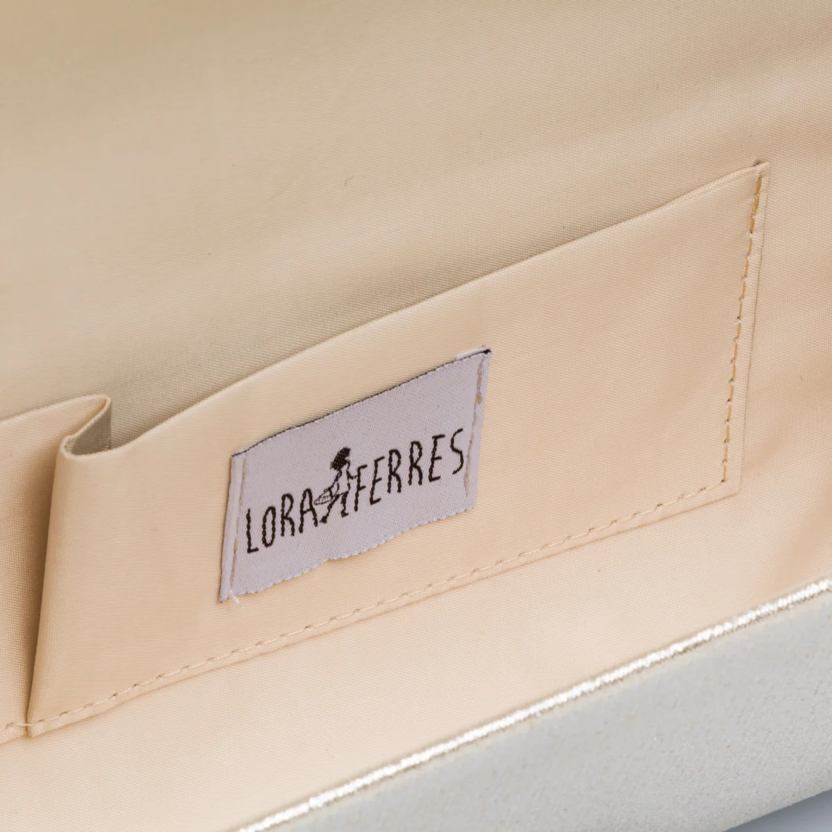 Pochette da donna oro con dettaglio strass e logo Lora Ferres - Image 4
