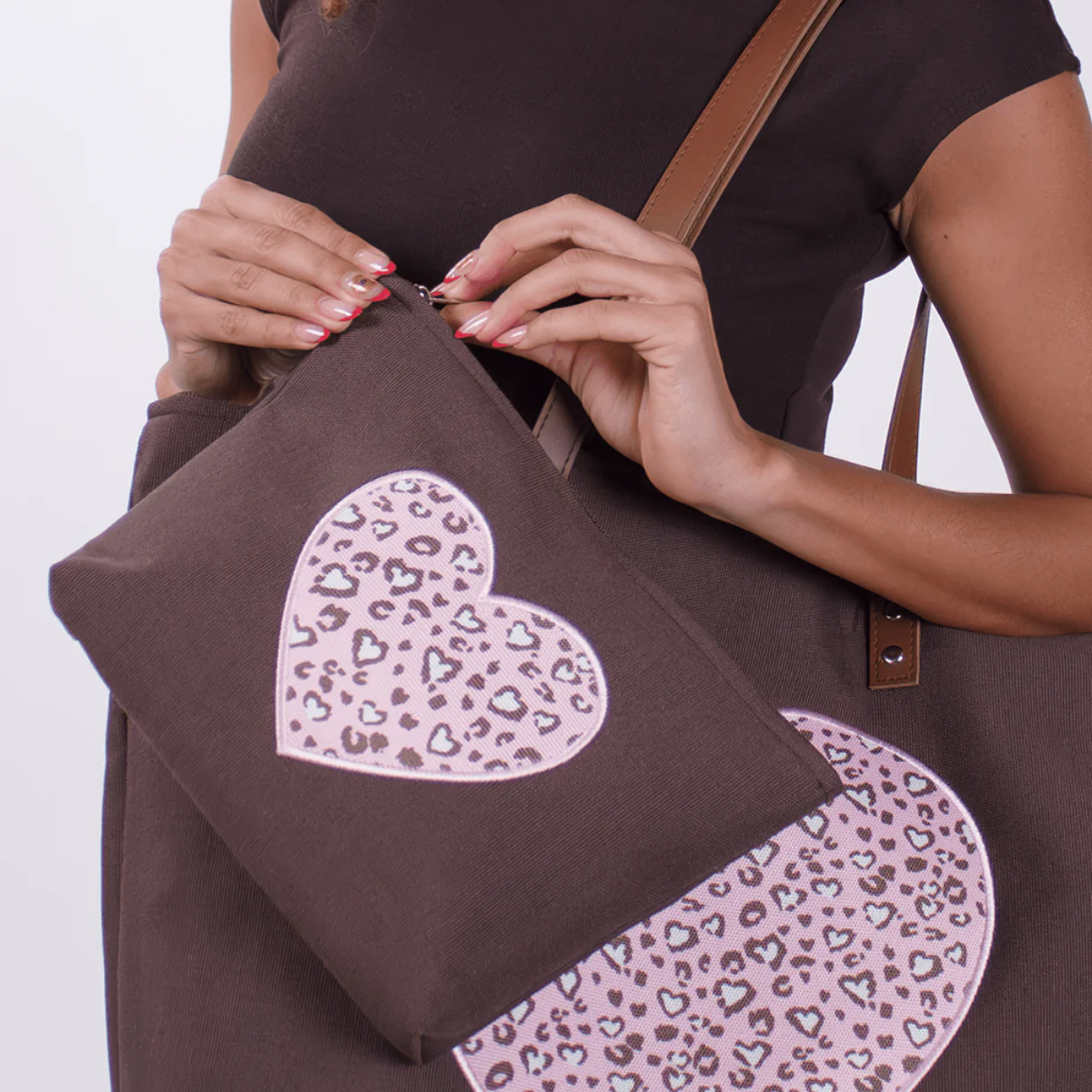 Pochette marrone da Donna con cuore maculato e manico Camomilla Milano