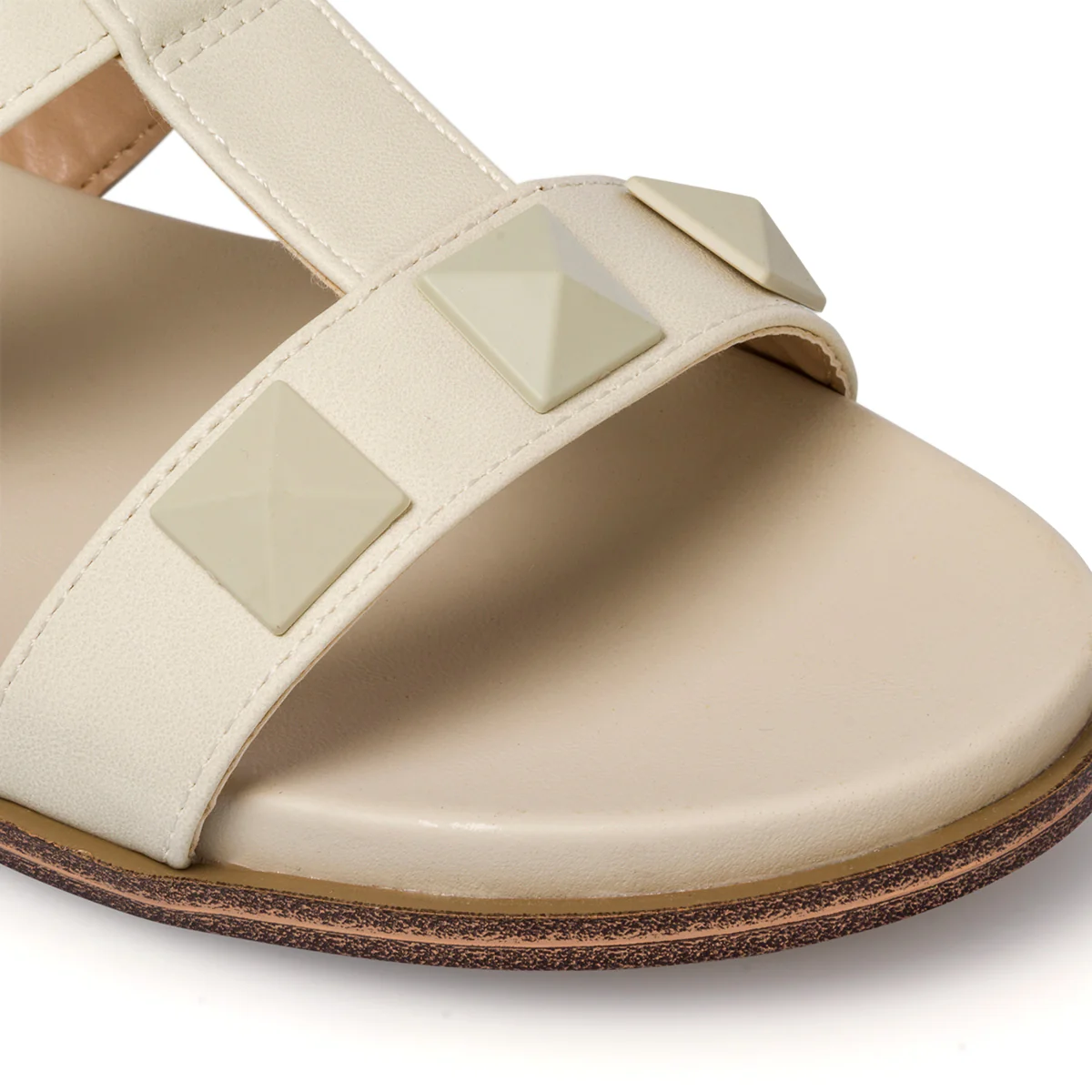 Sandali bassi beige da donna con borchie a piramide Lora Ferres - Image 5