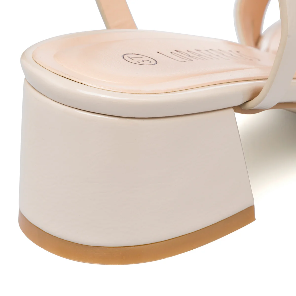 Sandali con tacco da donna beige effetto lucido Lora Ferres - Image 7