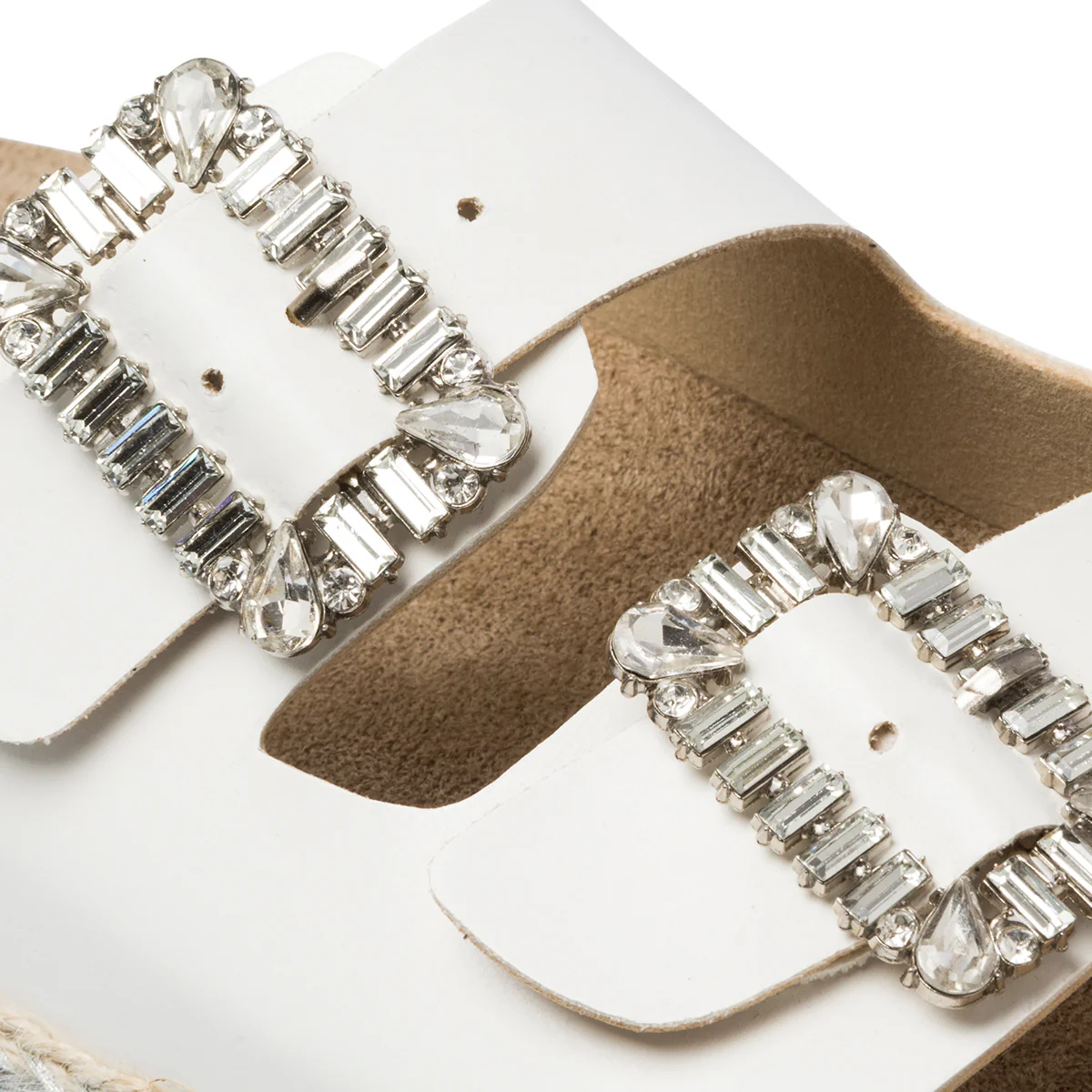 Sandali da donna bianchi con zeppa 4 cm e fibbie con perline Lora Ferres - Image 13