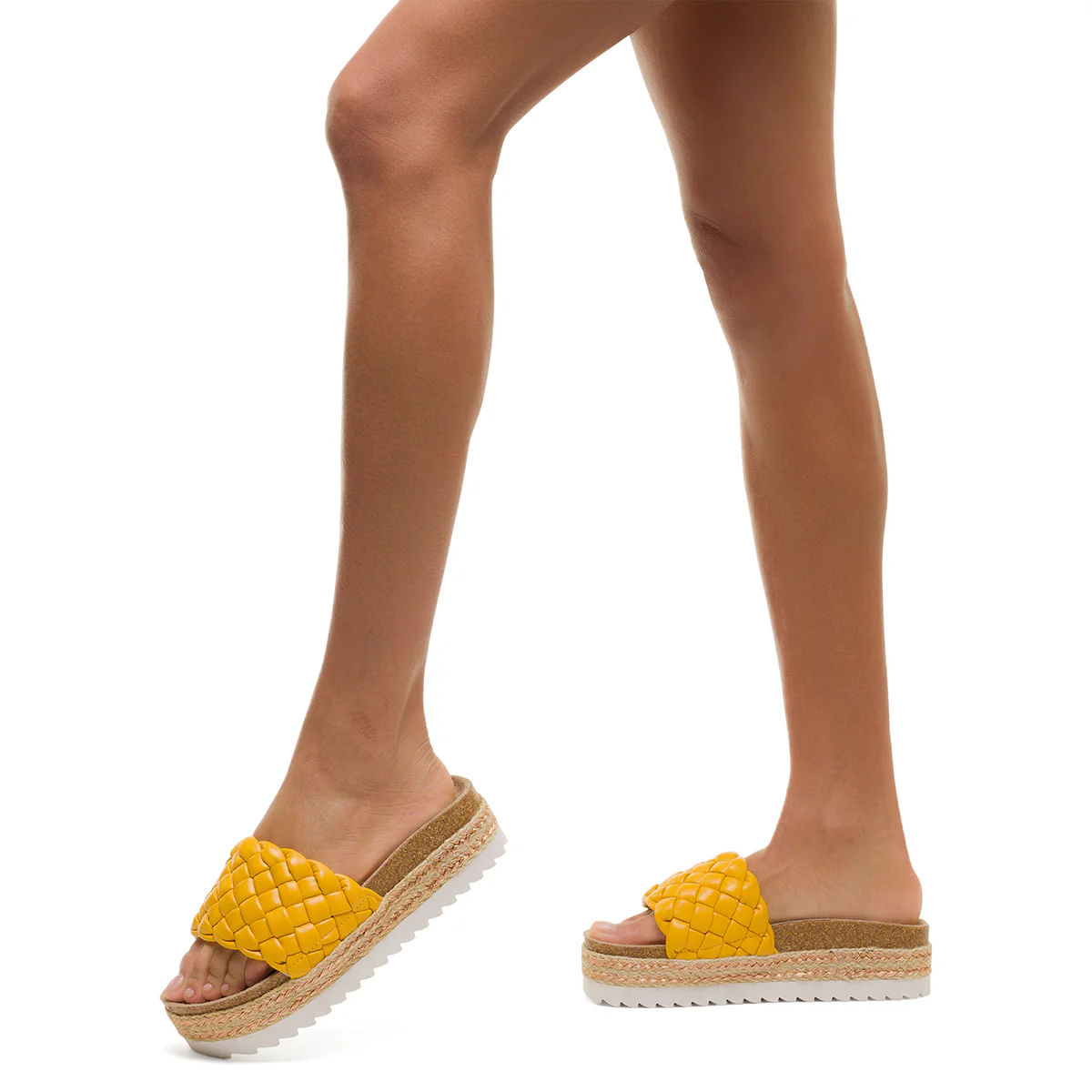 Sandali da donna giallo ocra con zeppa 4 cm e fascia effetto intrecciato Lora Ferres - Image 2