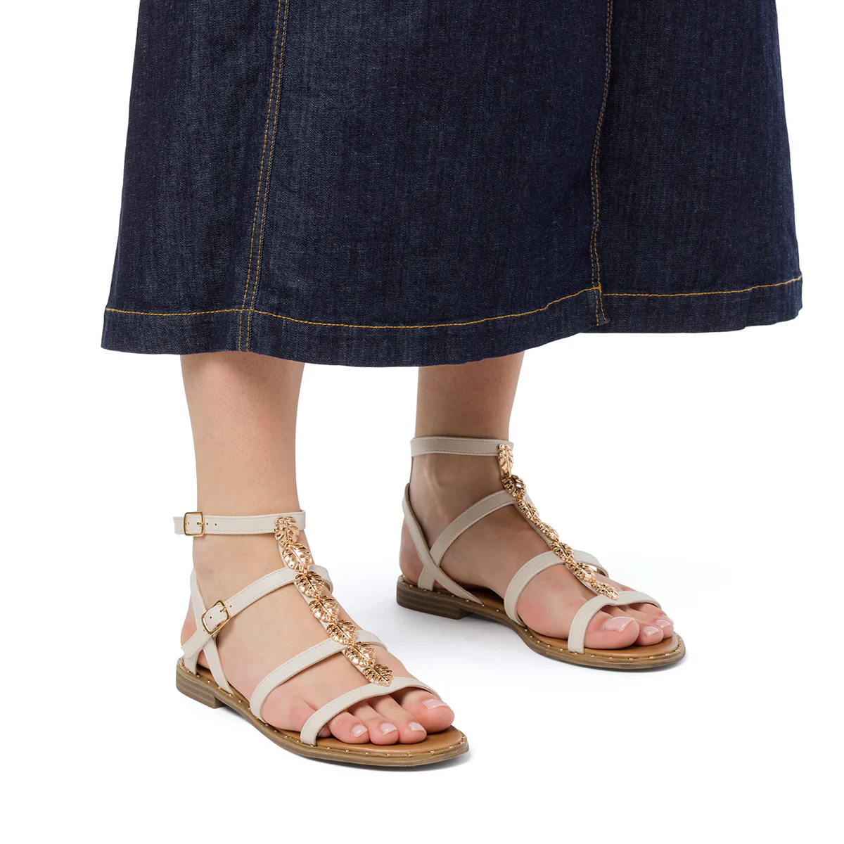 Sandali flat beige chiaro da Donna con dettaglio in metallo oro Lora Ferres
