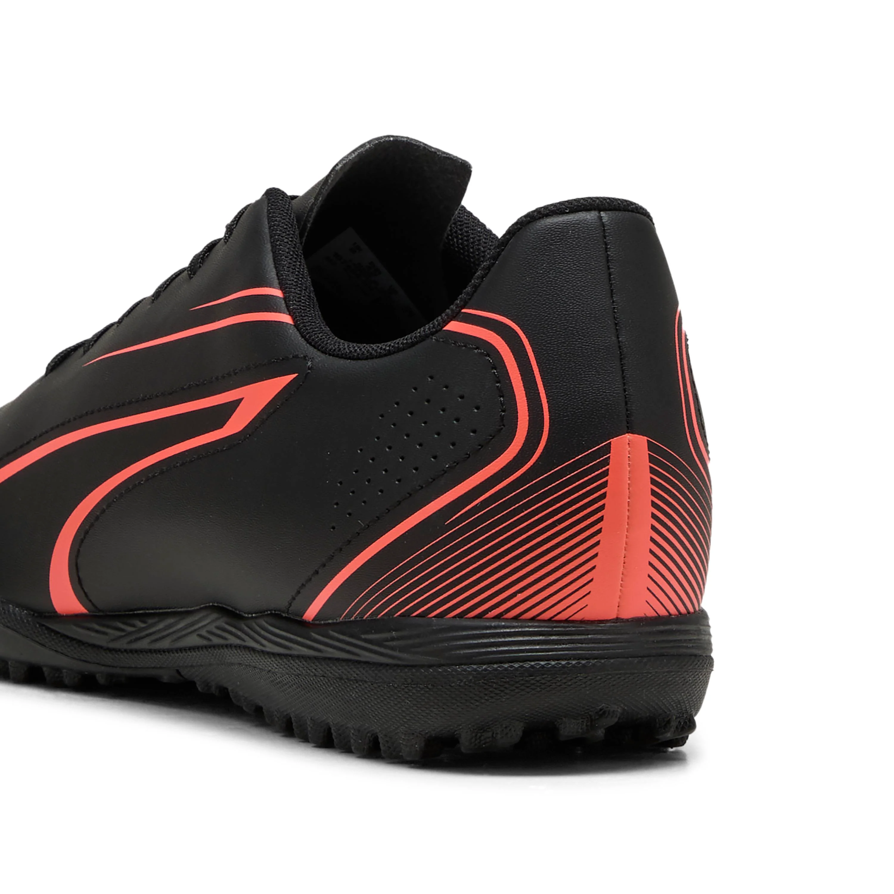 Scarpe da calcetto da uomo Puma Vitoria nere con logo arancione - Image 5