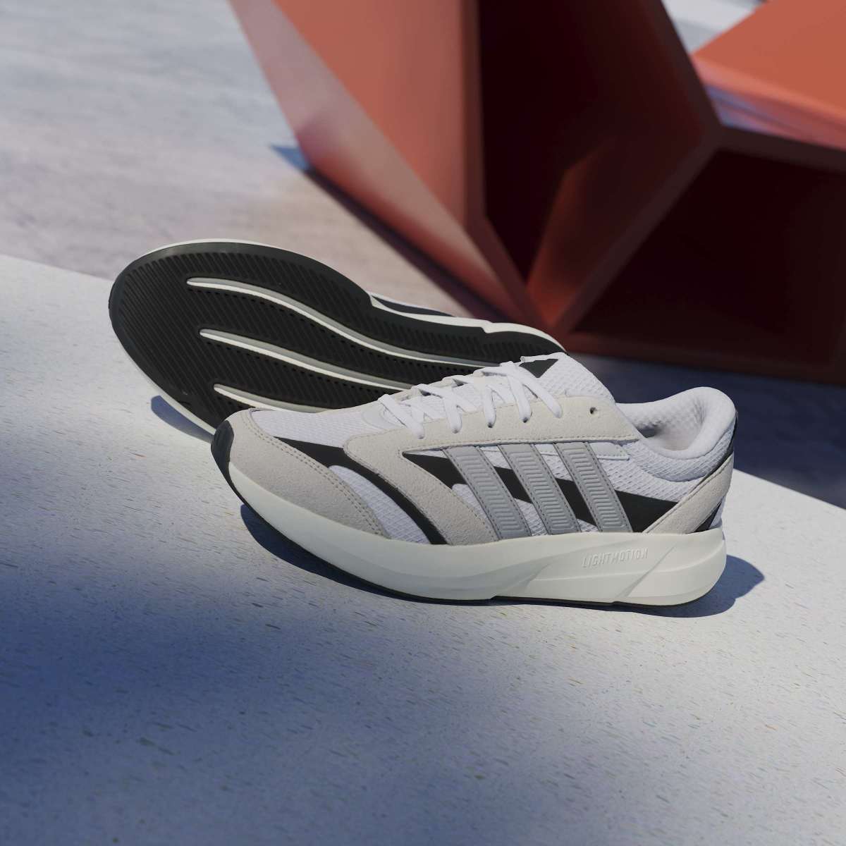 Scarpe bianche da uomo con suola ammortizzata adidas LIGHTSHIFT 2.0 - Image 2