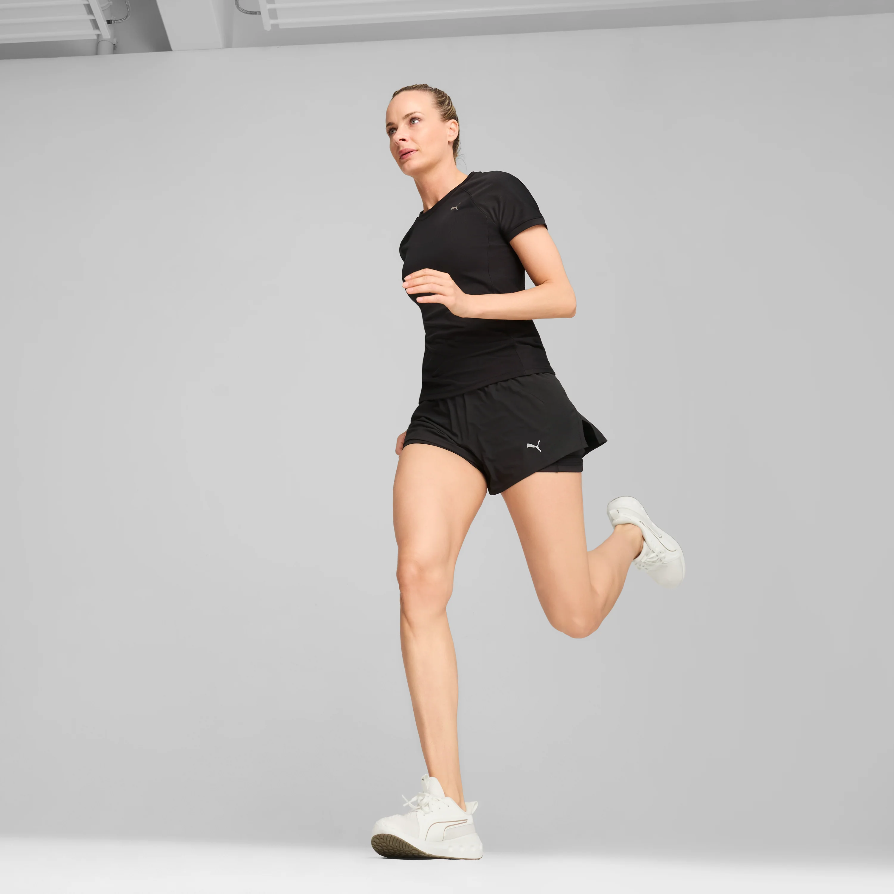 Scarpe da ginnastica da donna bianche con dettagli oro Puma Softride Carson - Image 2