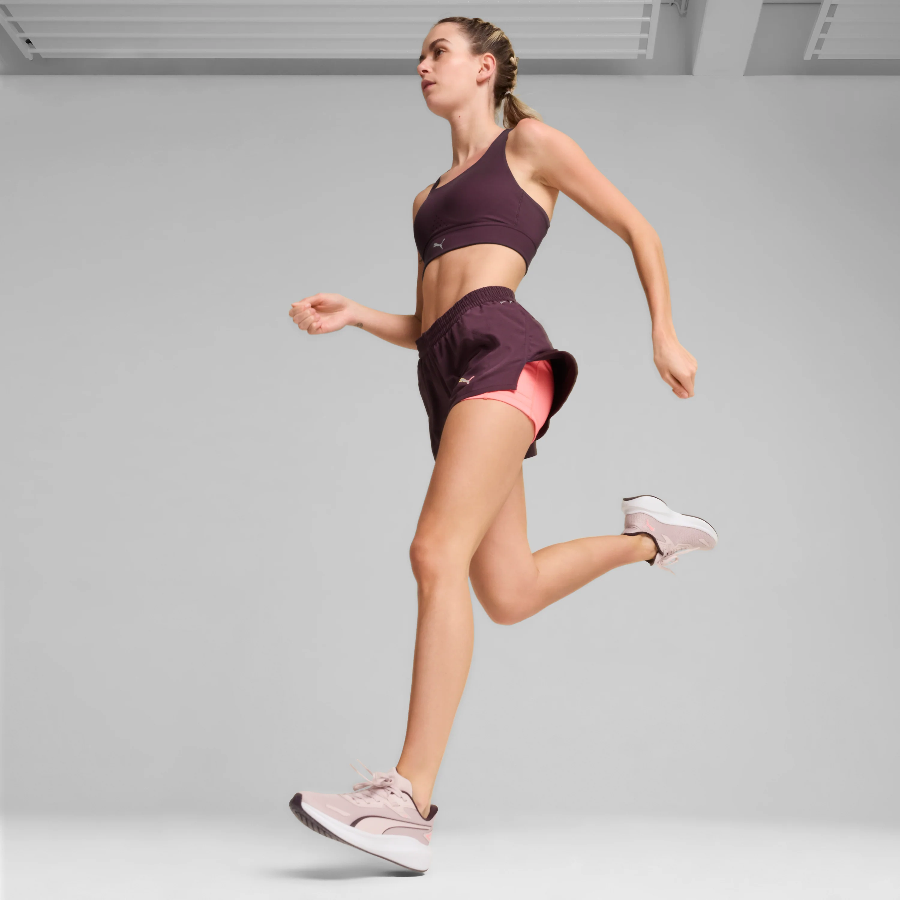 Scarpe da running da donna rosa con dettagli viola e logo Puma Skyrocket Lite - Image 2