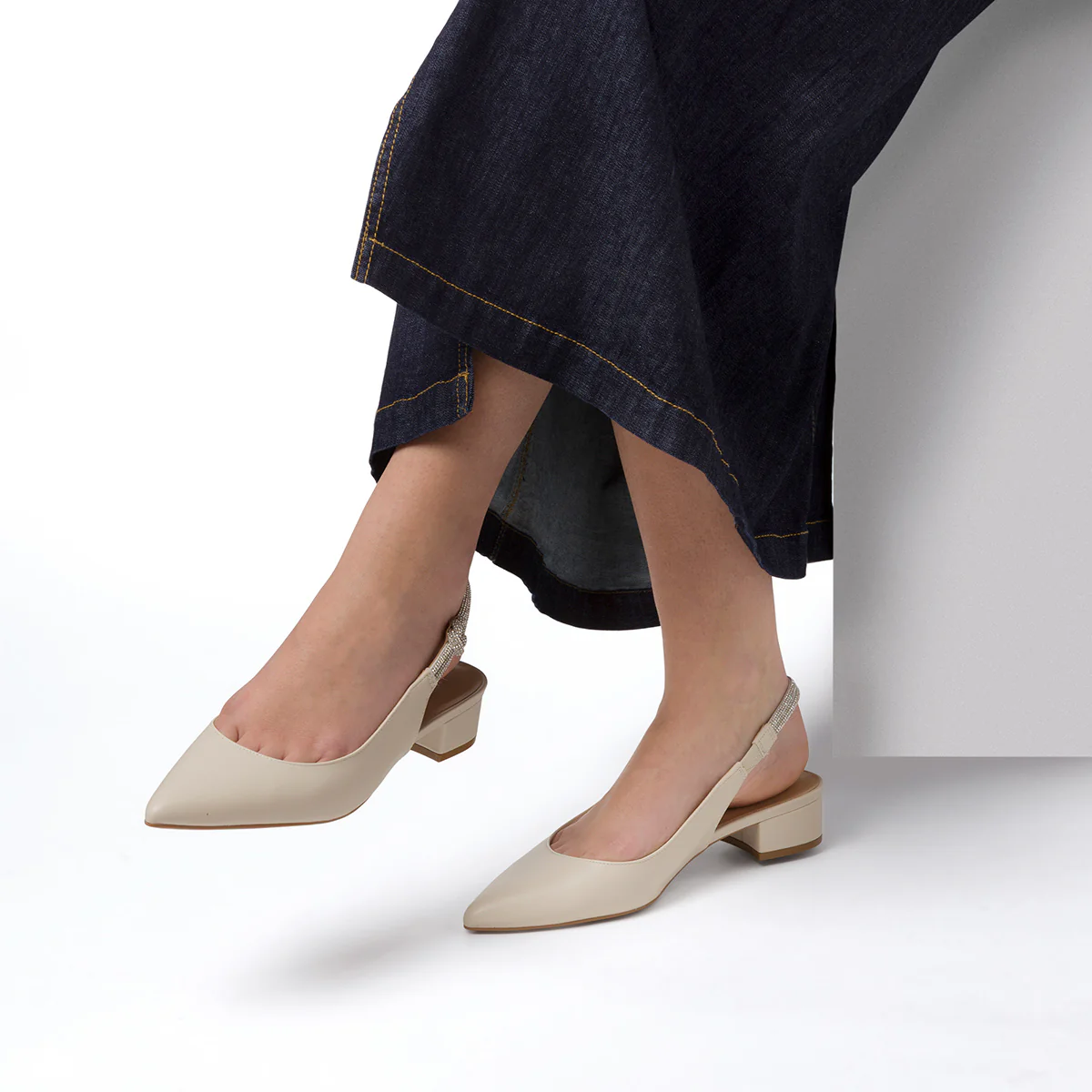 Scarpe Slingback con tacco basso bianco off-white da Donna con strass Lora Ferres
