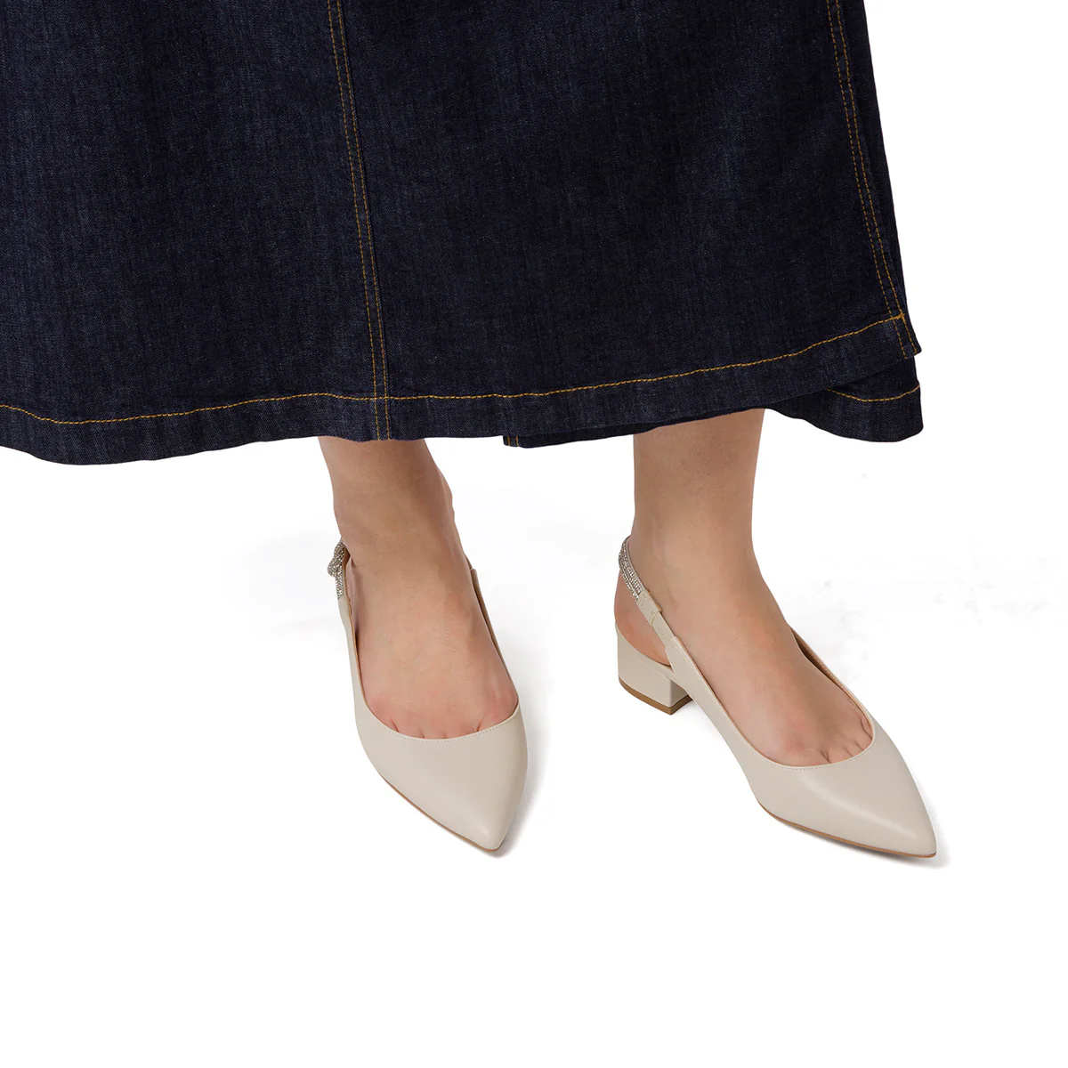 Scarpe Slingback con tacco basso bianco off-white da Donna con strass Lora Ferres - Image 2
