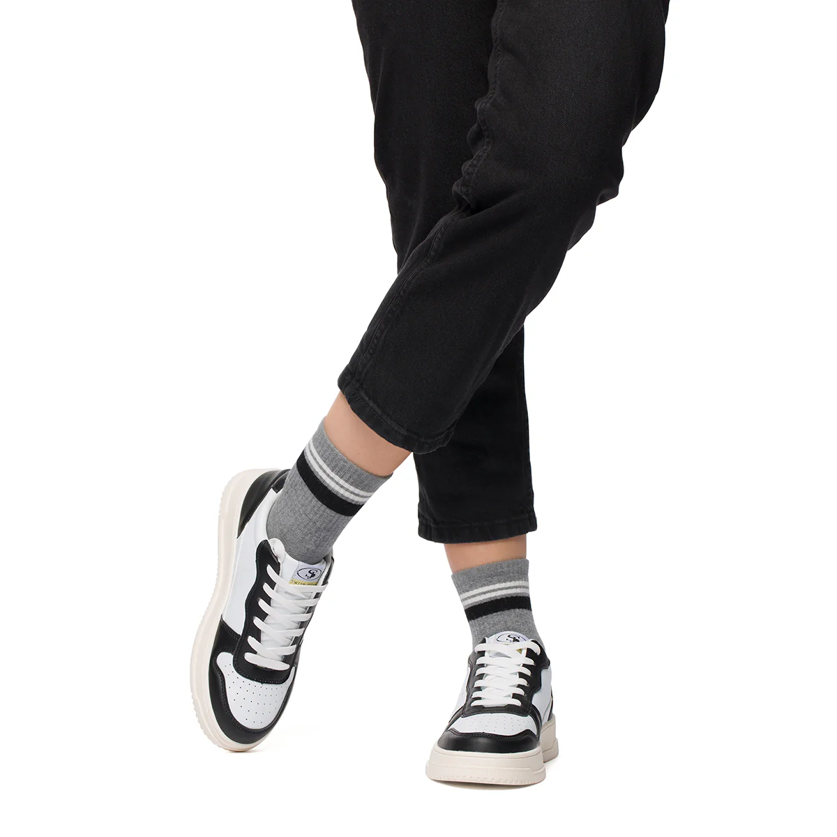 Sneakers alte bianche da donna con dettagli neri Swish Jeans - Image 3
