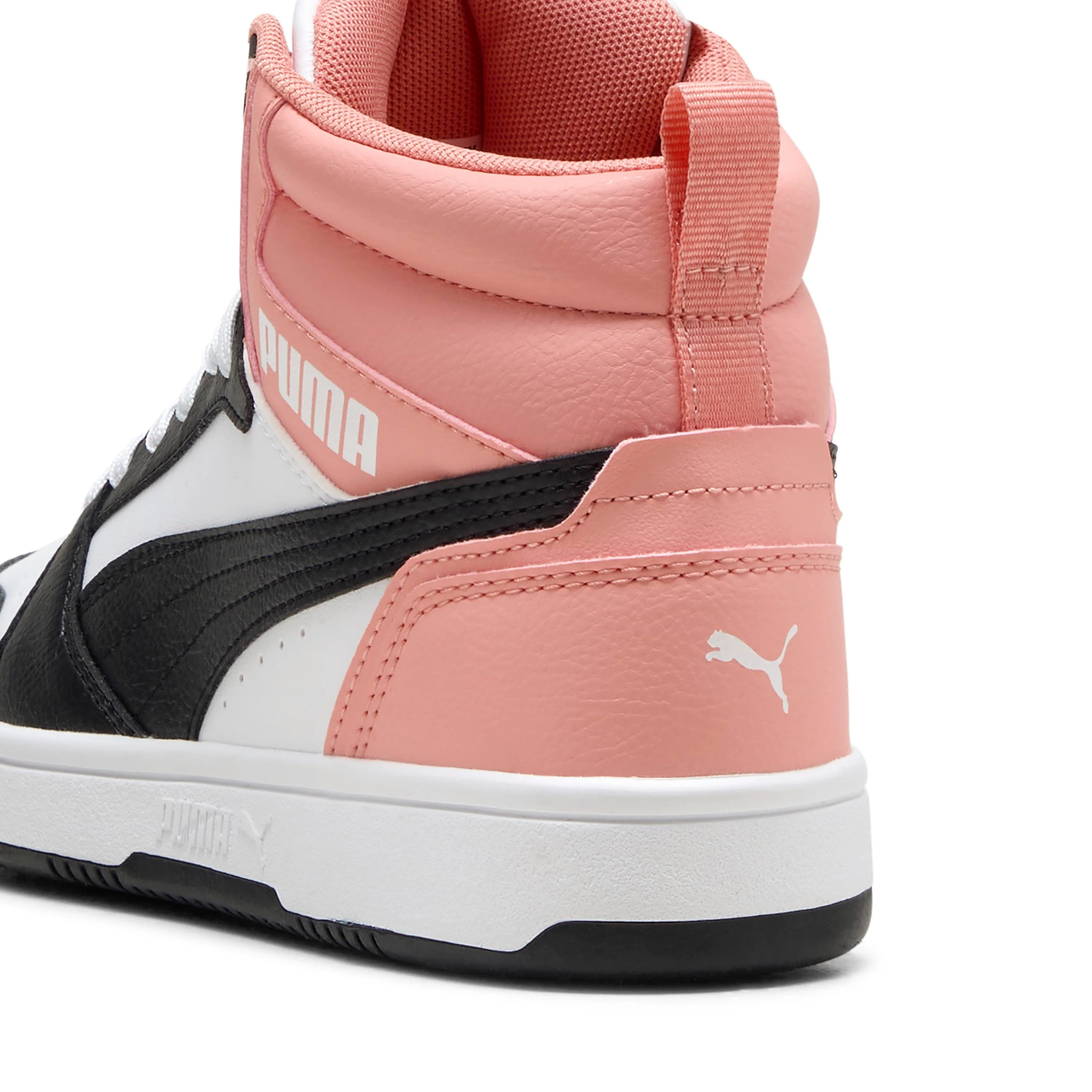 Sneakers alte da ragazza bianche con inserti neri e rosa Puma Rebound V6 Mid - Image 4