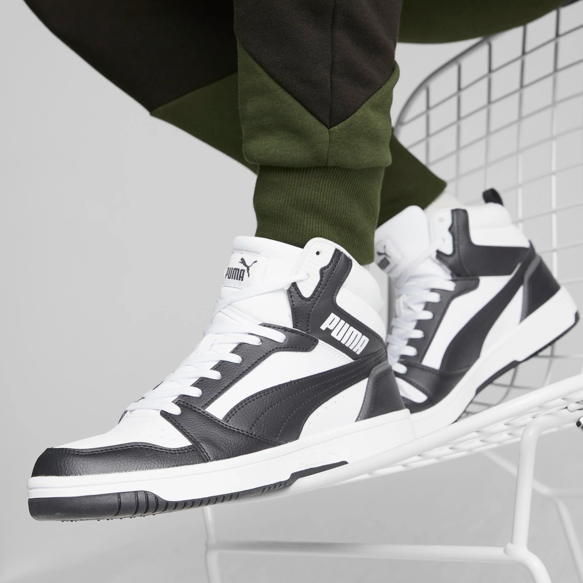 Sneakers alte da uomo bianche e nere con dettagli grigi Puma Rebound V6