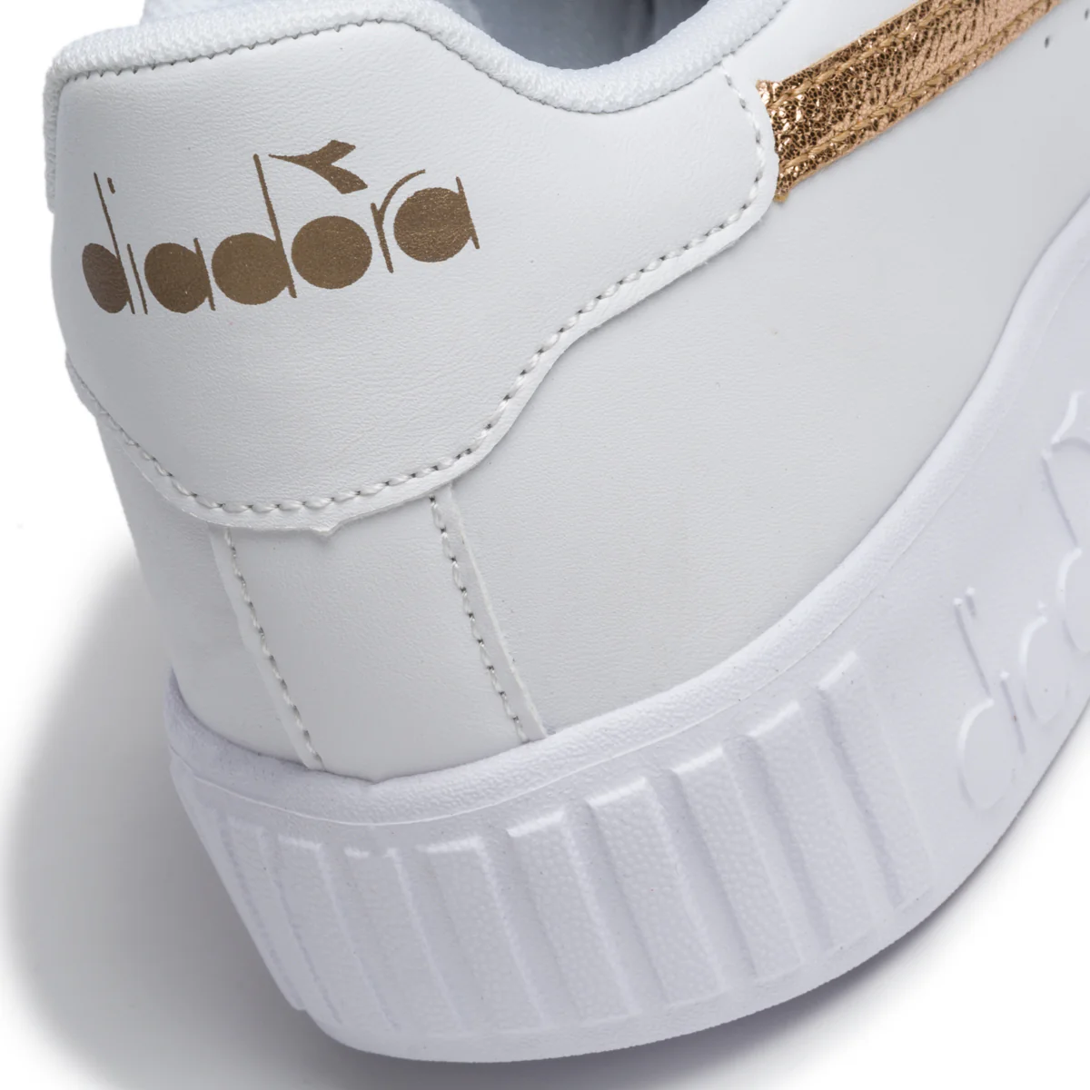 Sneakers bianche con logo oro effetto laminato Diadora Game Step Gs - Image 7