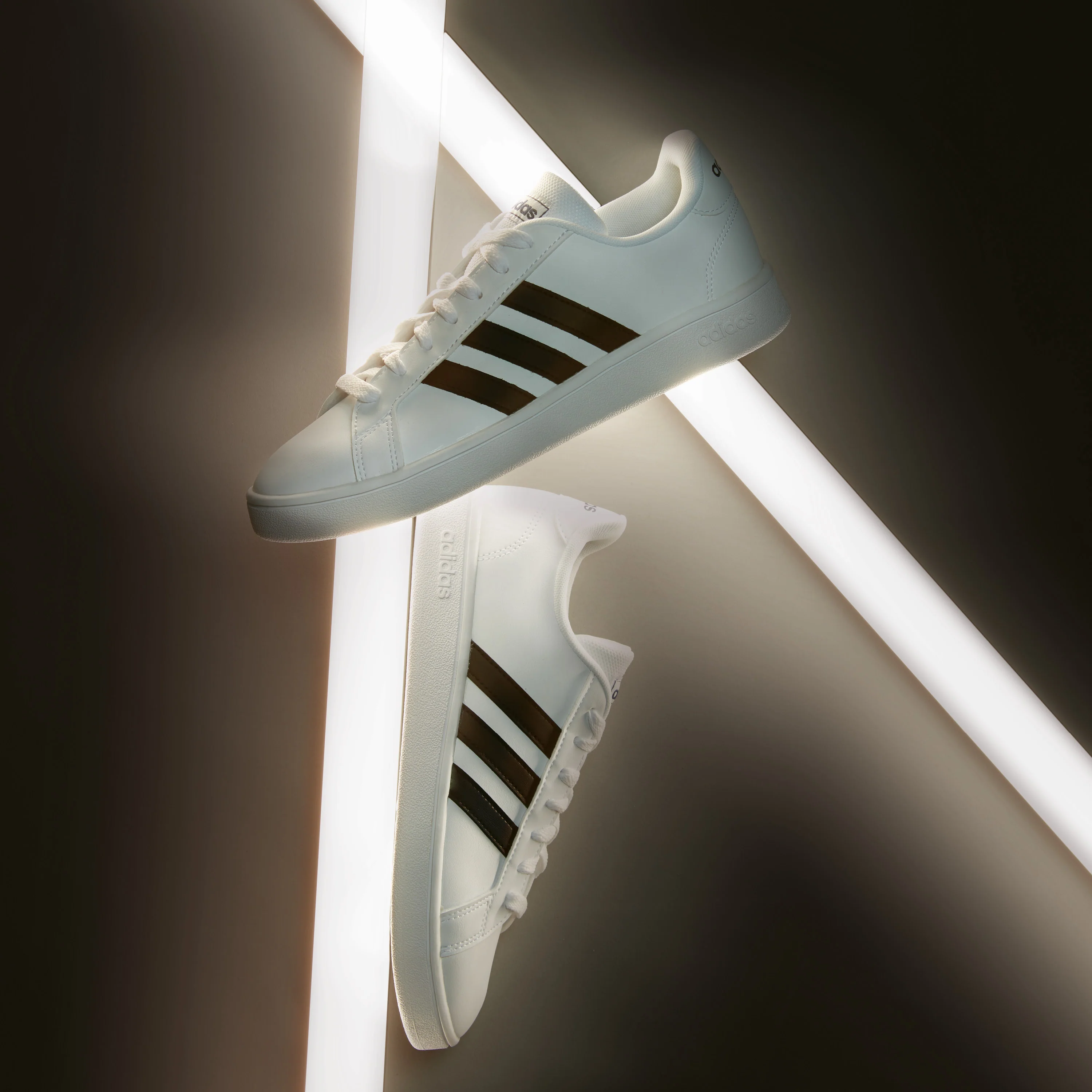 Sneakers bianche con strisce a contrasto adidas Grand Court K