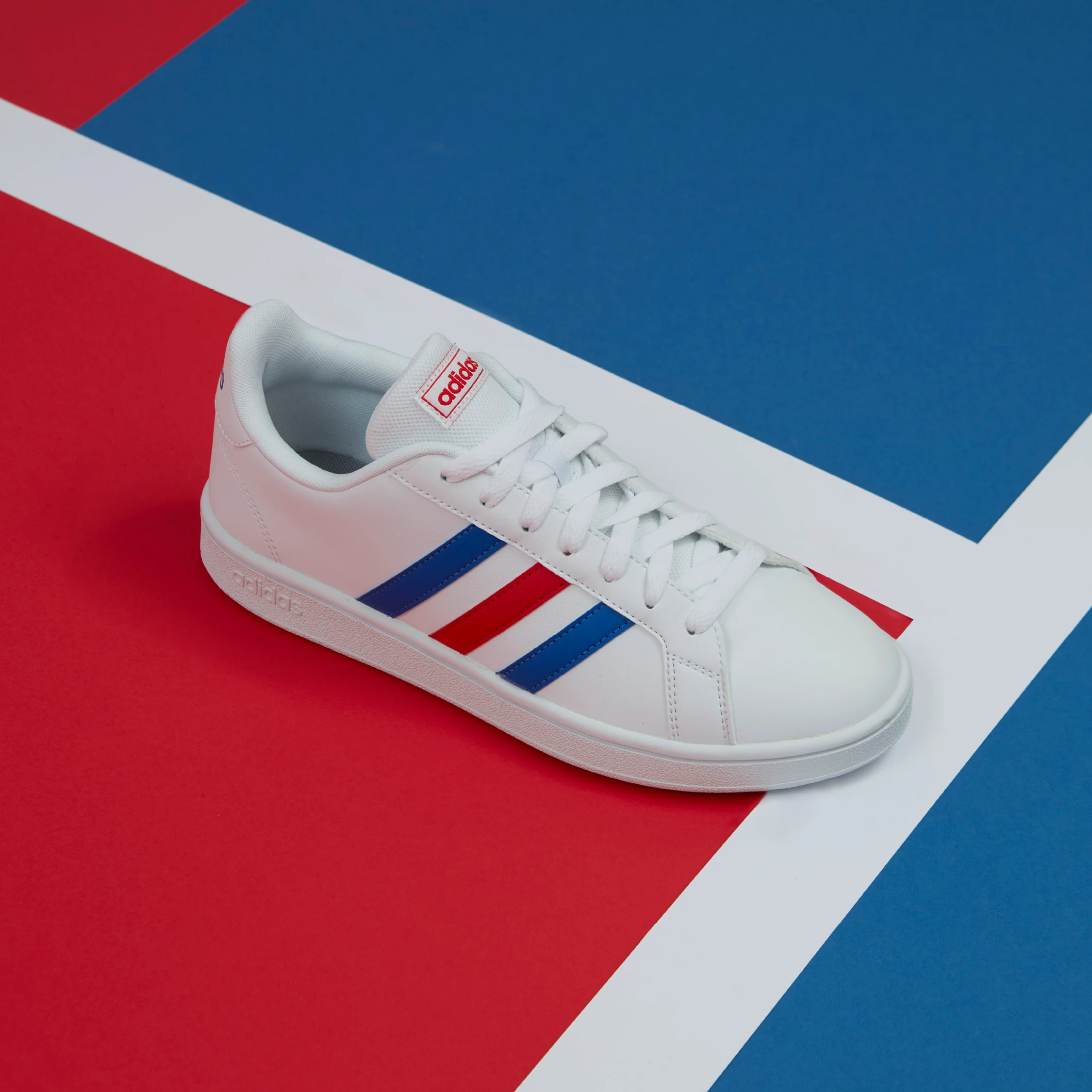 Sneakers bianche con strisce a contrasto adidas Grand Court
