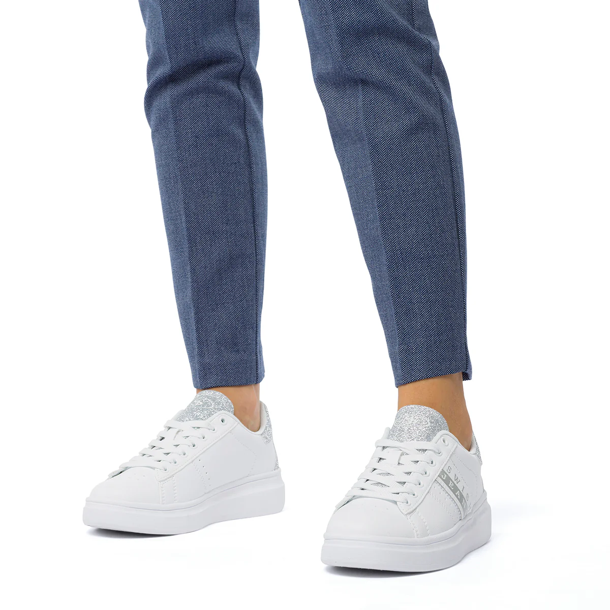 Sneakers bianche da donna con dettagli glitterati argento Swish Jeans - Image 2