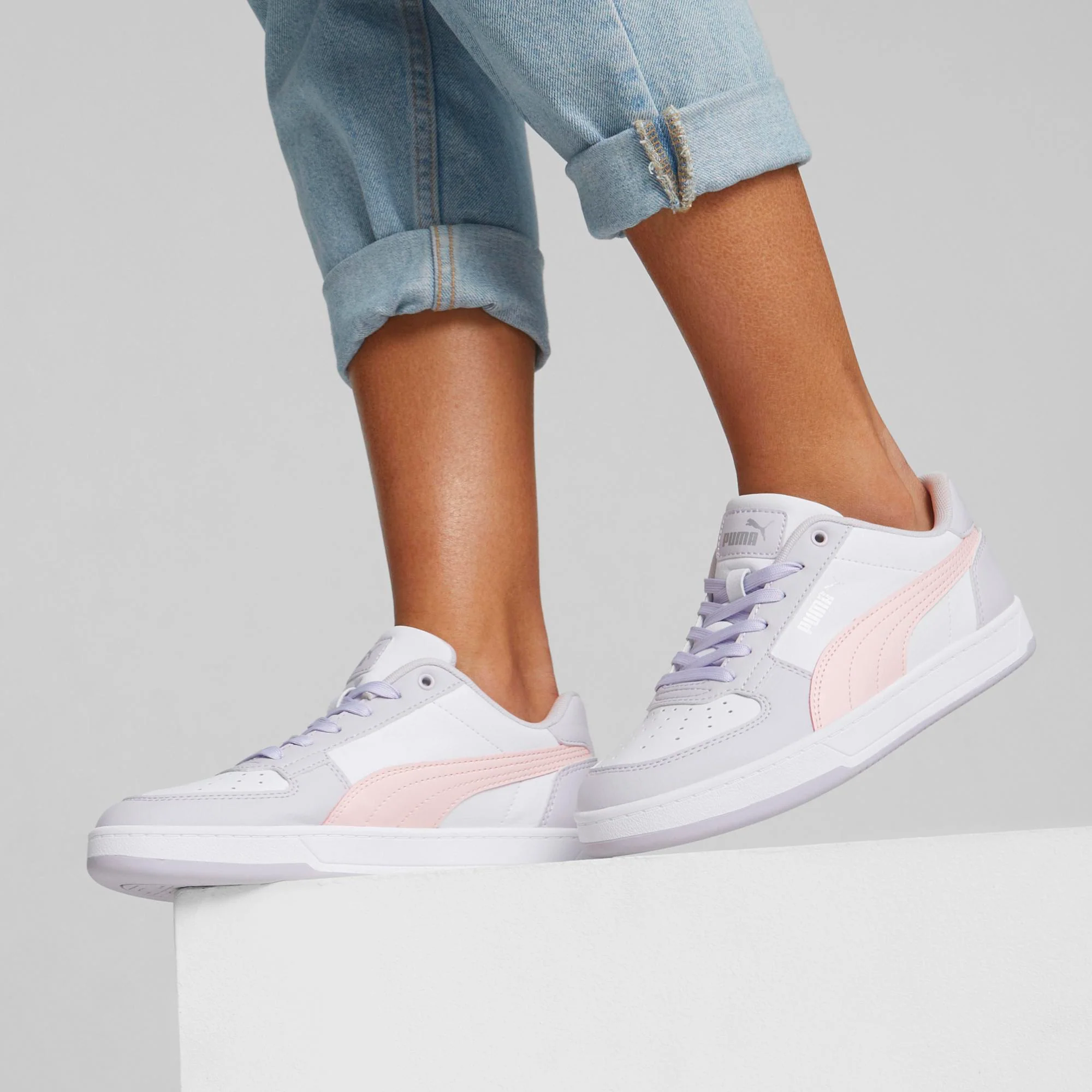 Sneakers bianche da donna con striscia laterale rosa Puma Caven 2.0
