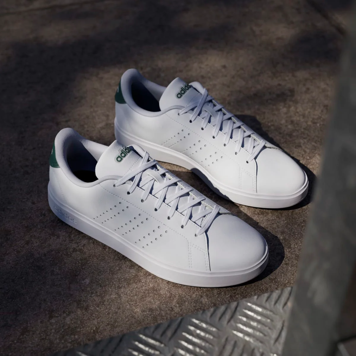 Sneakers bianche da Uomo adidas Advantage 2.0 con dettagli traforati - Image 2