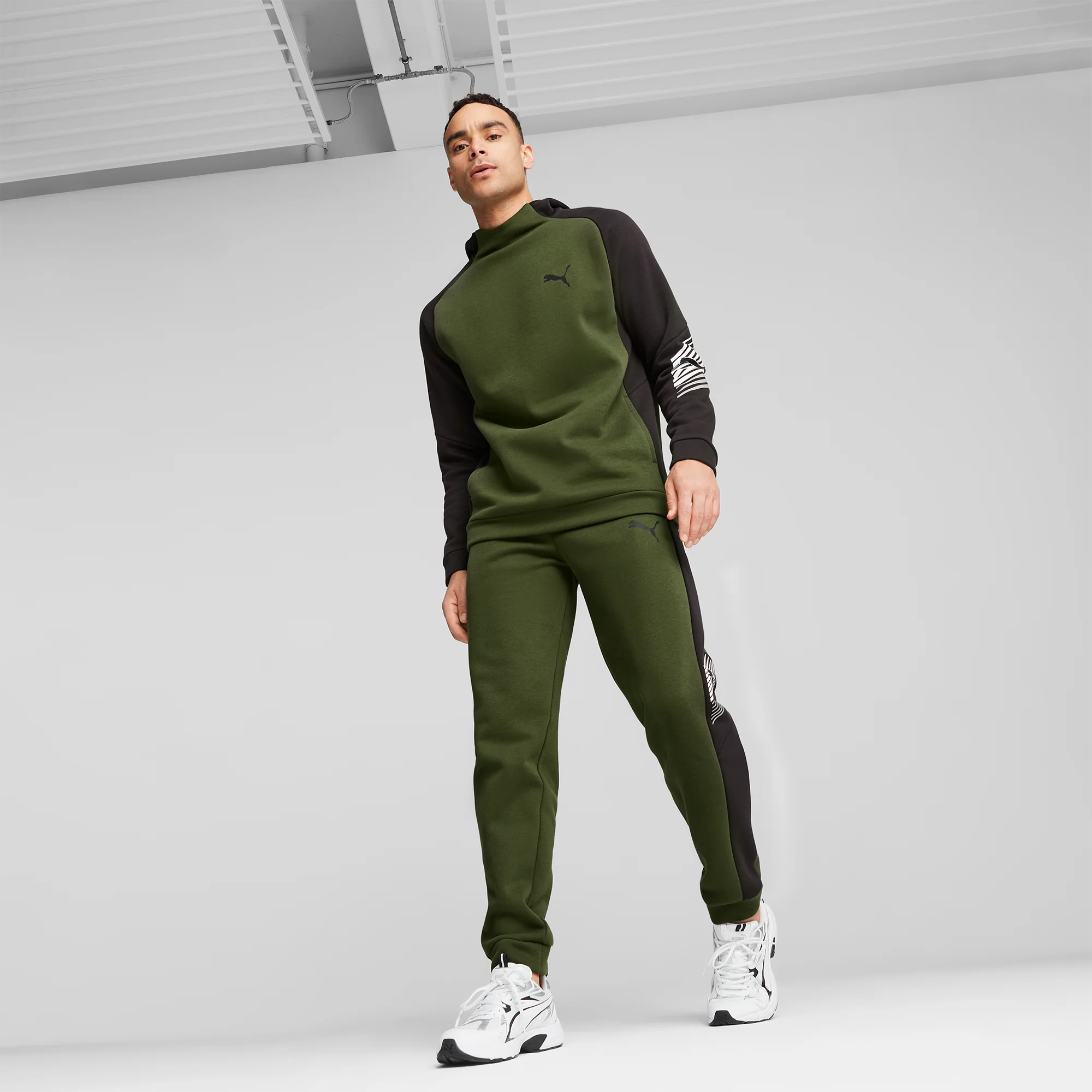 Sneakers Rétro bianche da uomo con dettagli argento e neri Puma Milenio Tech - Image 2