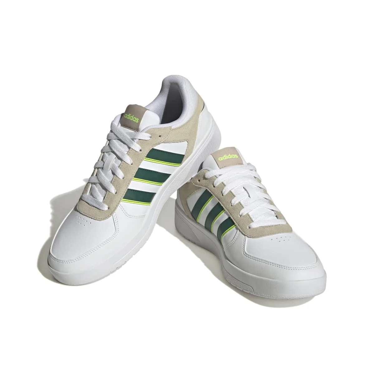 Sneakers bianche da uomo con dettagli verdi e grigi adidas Courtbeat