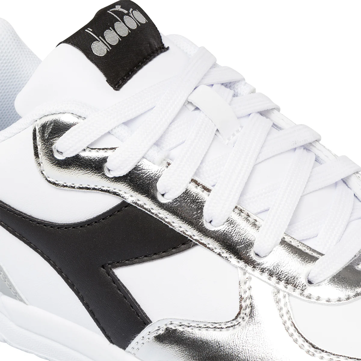 Sneakers bianche e argento effetto laminato da donna Diadora Raptor Low - Image 6