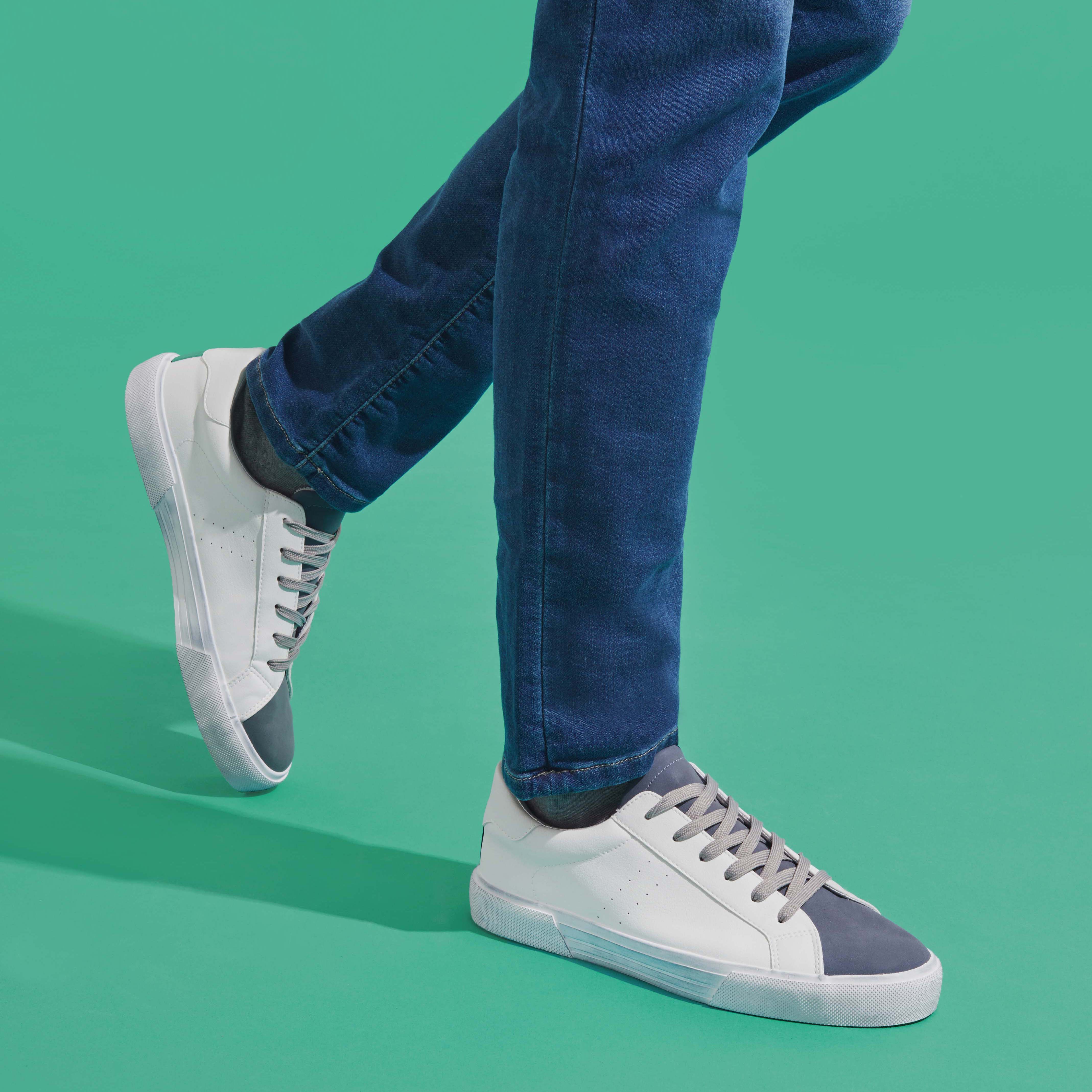 Sneakers bianche e blu da uomo con suola vintage Riflessi Urbani