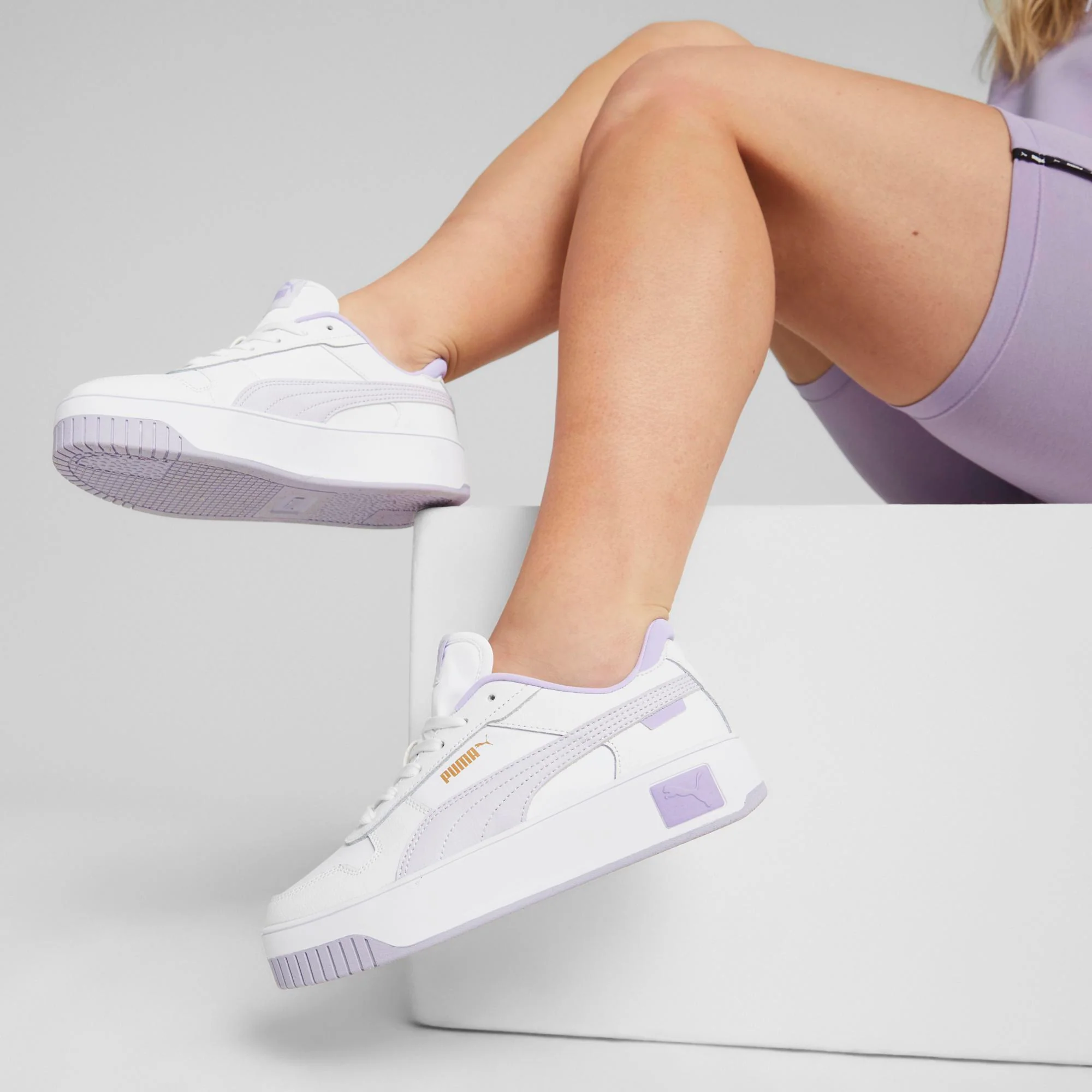 Sneakers bianche e lilla in pelle da donna con suola a zeppa Puma Carina Street - Image 2